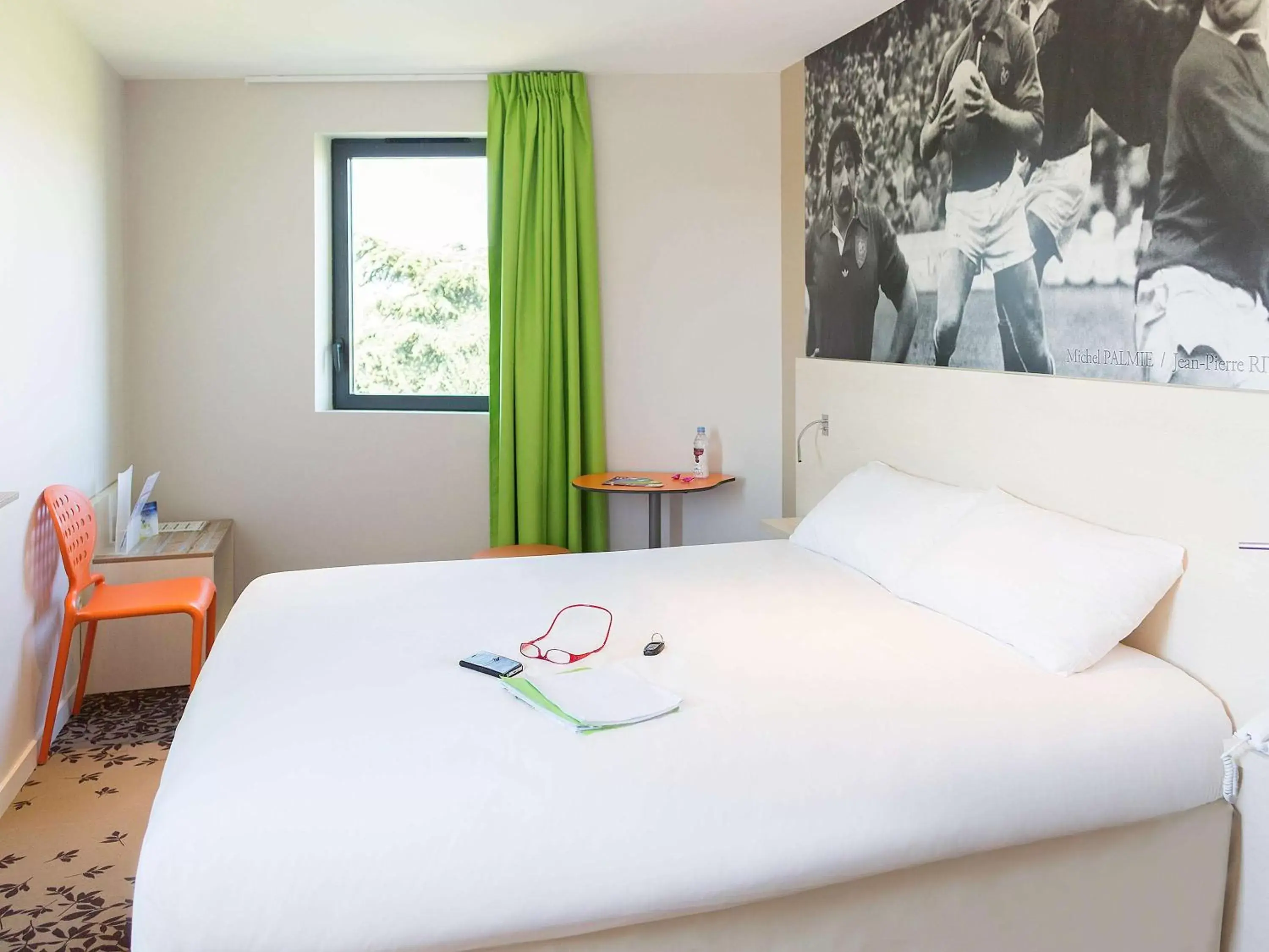 Photo of the whole room, Bed in ibis styles Villeneuve Sur Lot
