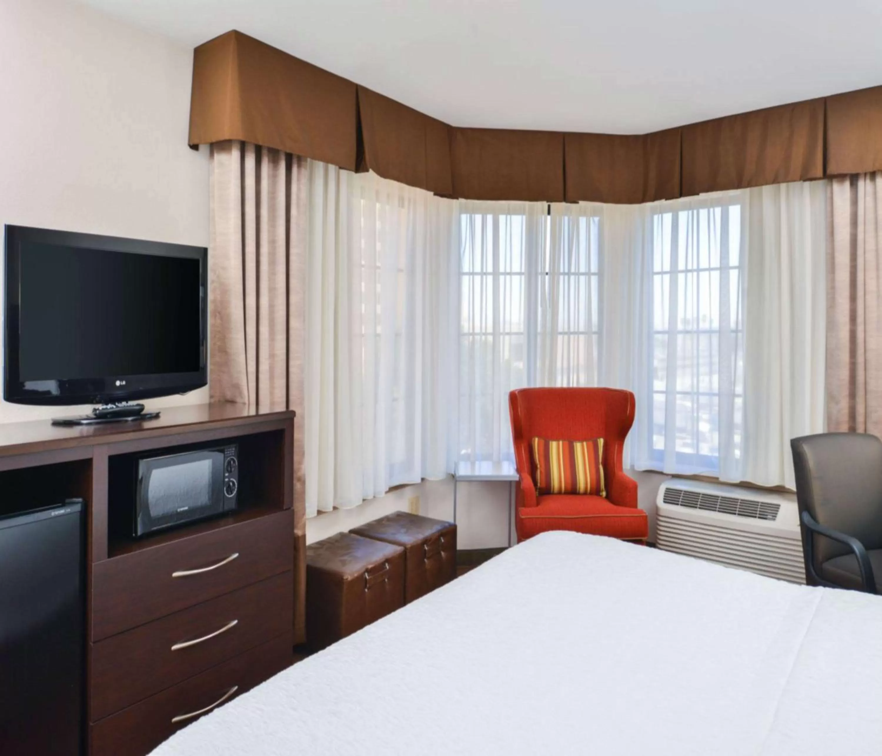 Bedroom, Bed in Hampton Inn & Suites San Francisco-Burlingame-Airport South