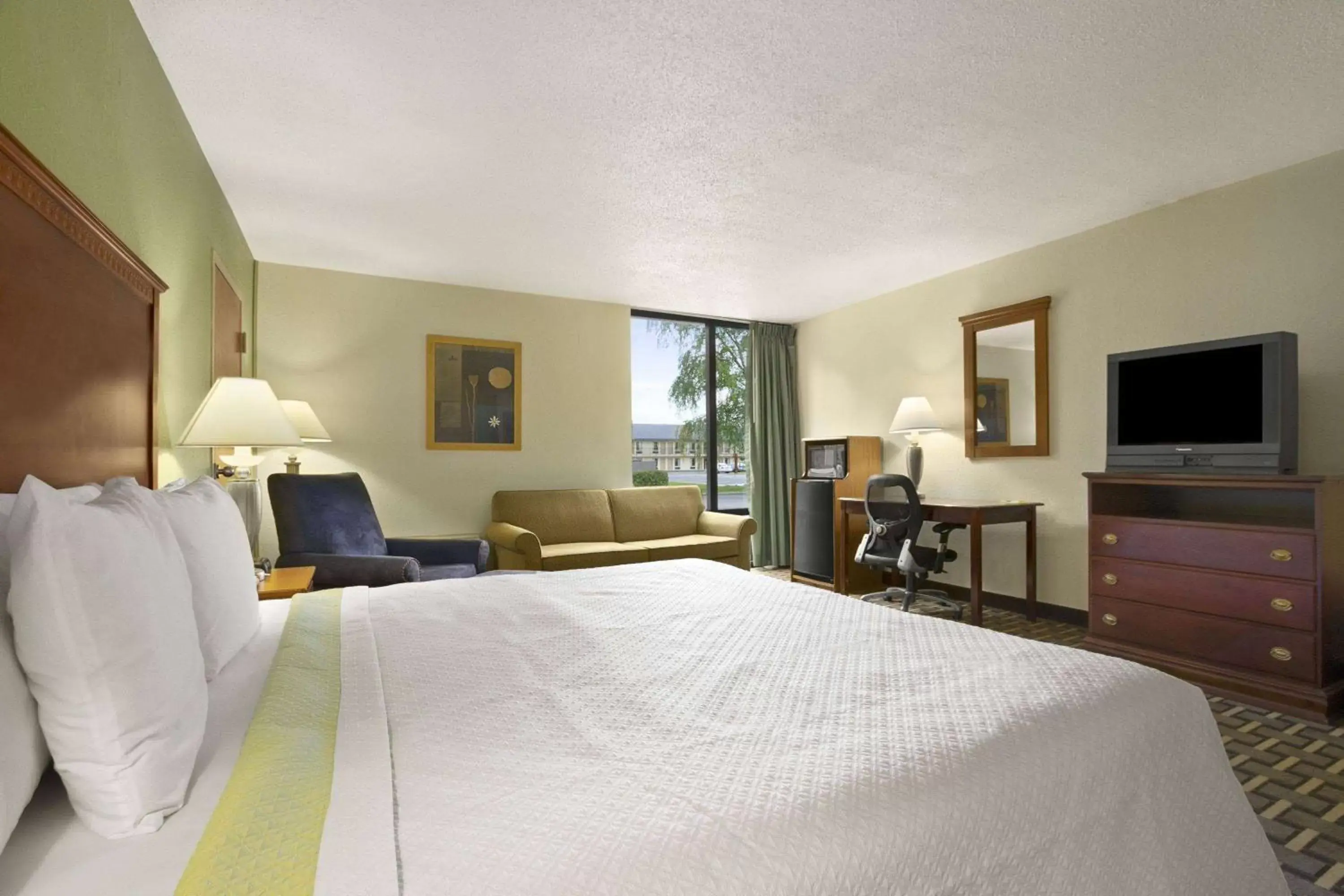 Bed in Days Inn by Wyndham Fayetteville-South/I-95 Exit 49