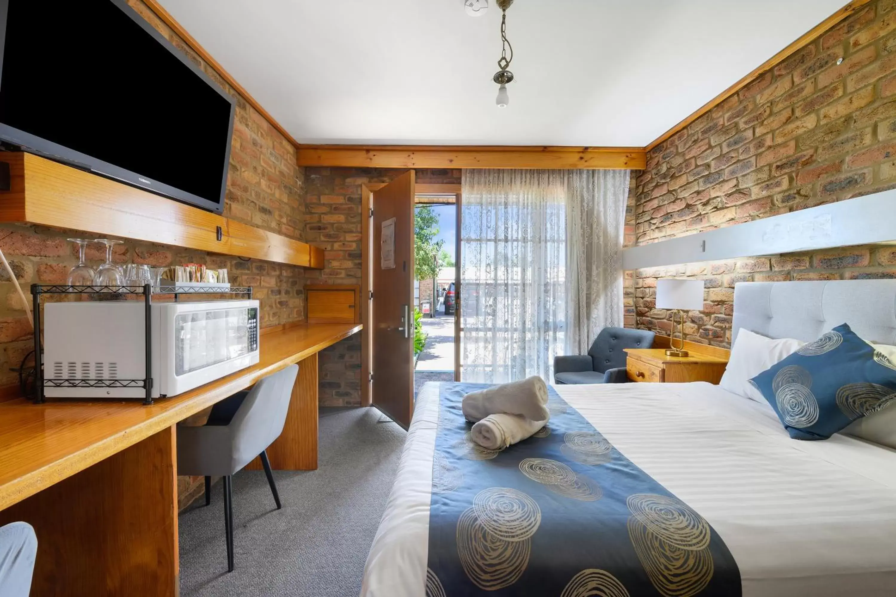 Bedroom, TV/Entertainment Center in The Settlement Historic Hotel