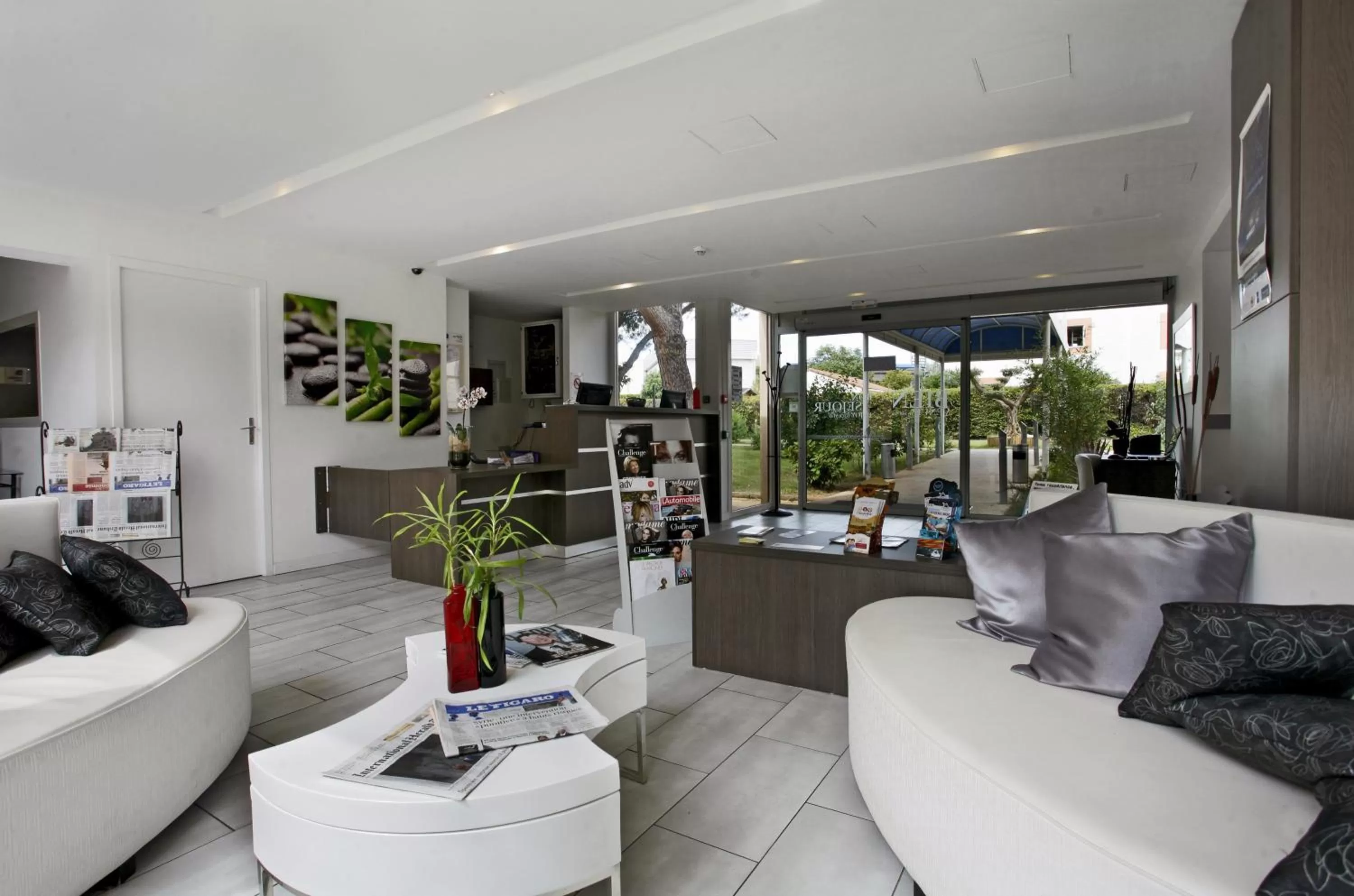 Lounge or bar in Kyriad Montpellier Aéroport - Gare Sud de France