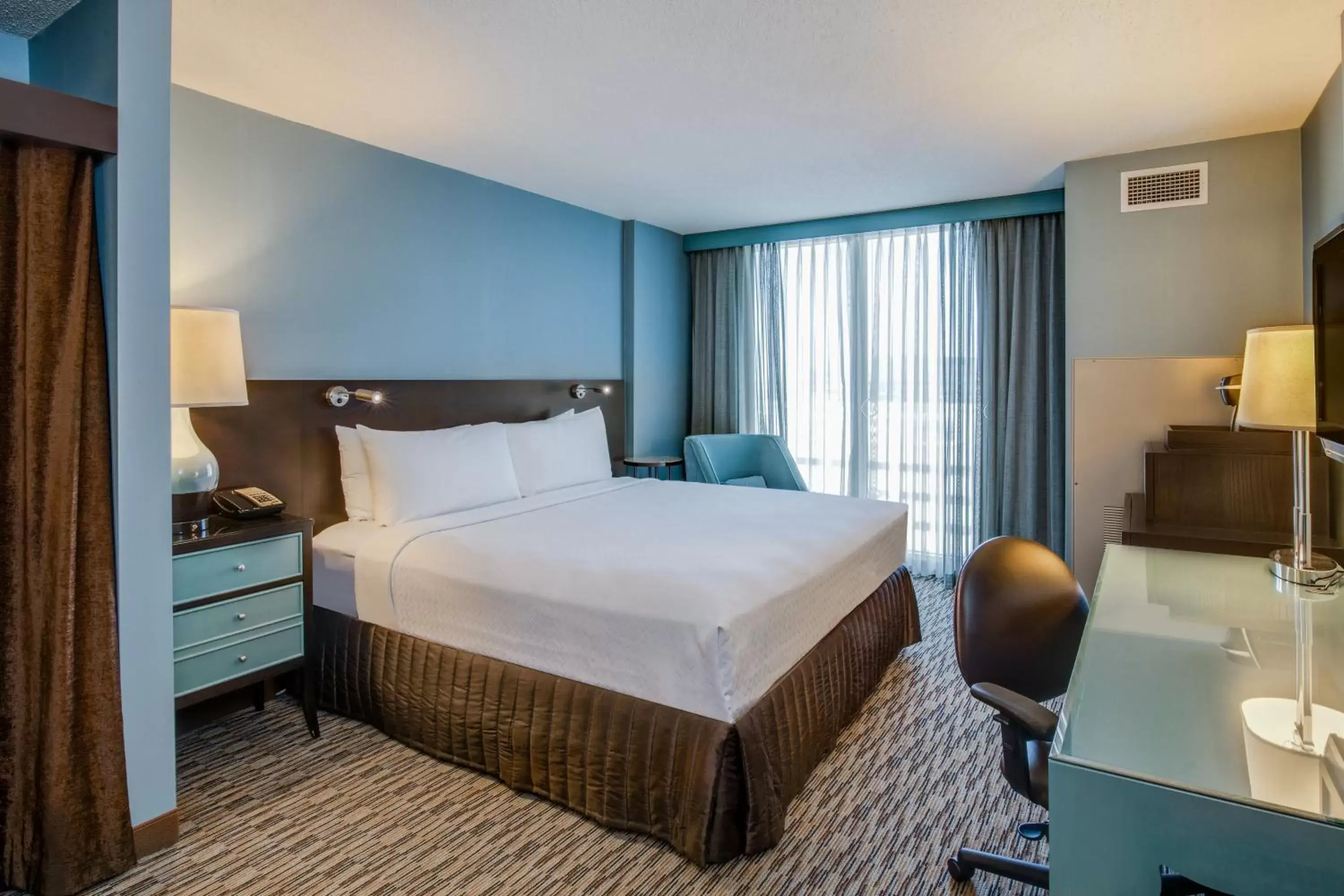 Photo of the whole room, Bed in Crowne Plaza Chicago O'Hare Hotel & Conference Center, an IHG Hotel
