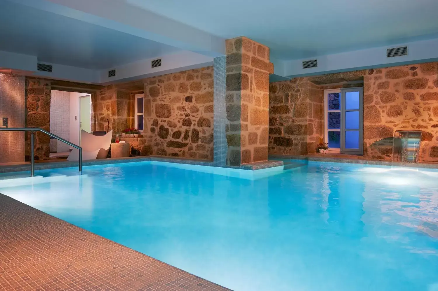 Staff, Swimming Pool in Convento do Seixo Boutique Hotel & Spa