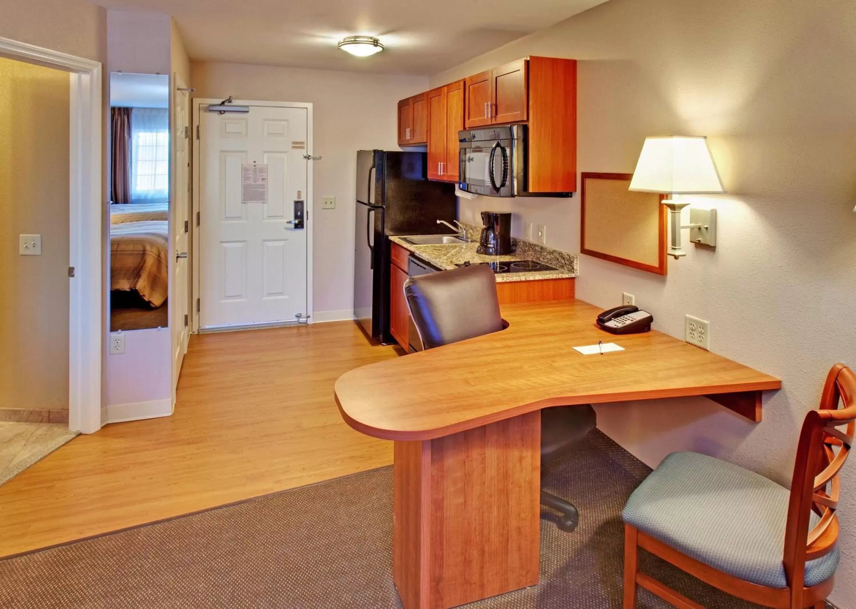 Photo of the whole room, Kitchen/Kitchenette in Candlewood Suites Williston, an IHG Hotel