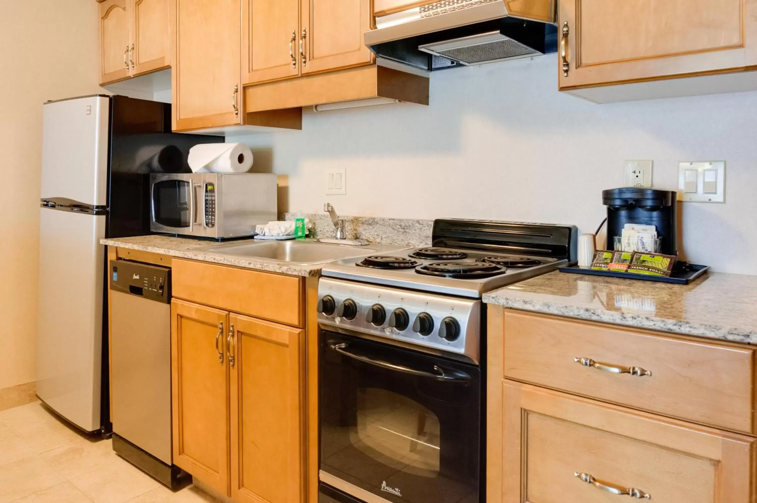 Kitchen or kitchenette, Kitchen/Kitchenette in Shilo Inn Suites Seaside Oceanfront