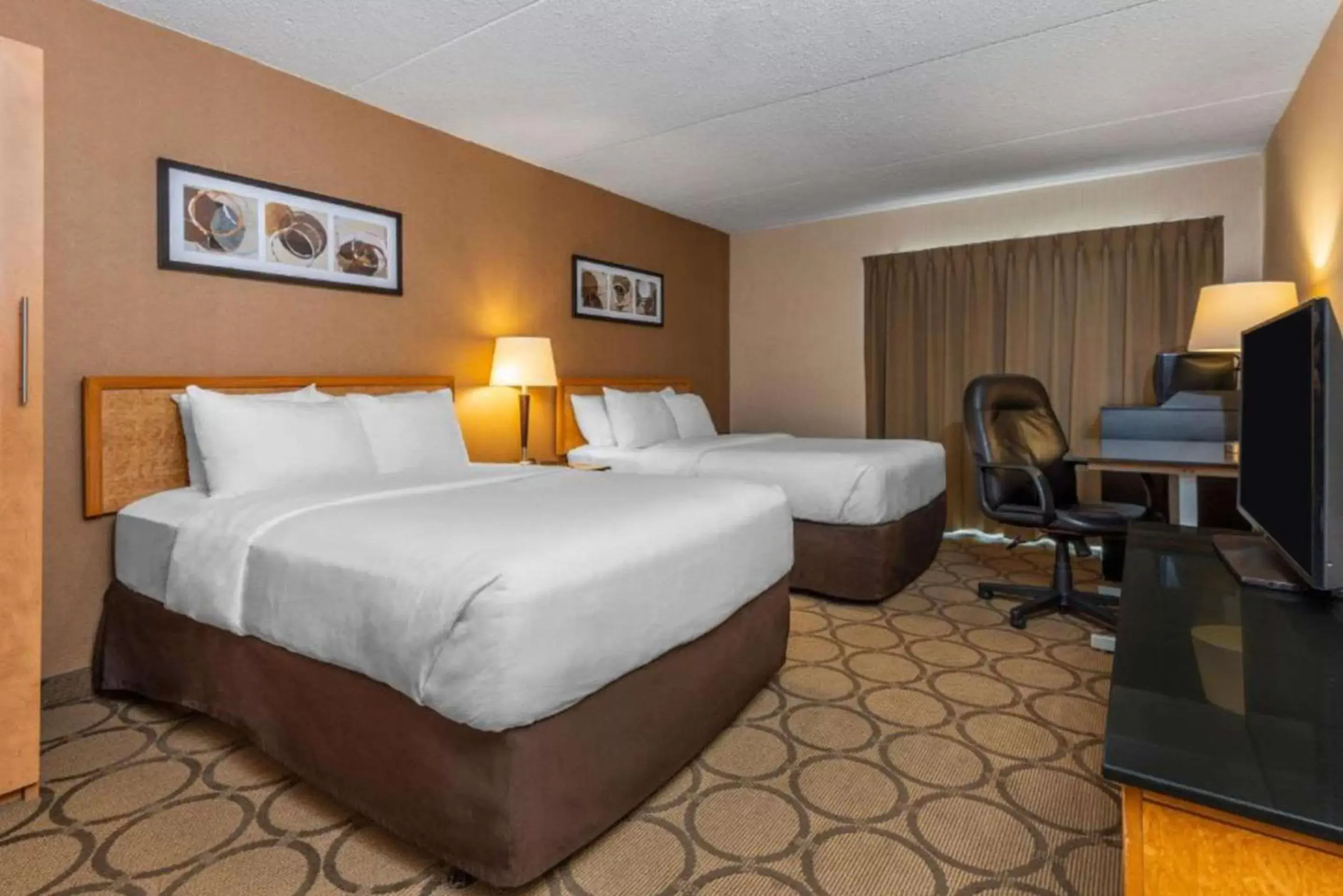 Photo of the whole room, Bed in Comfort Inn Orillia