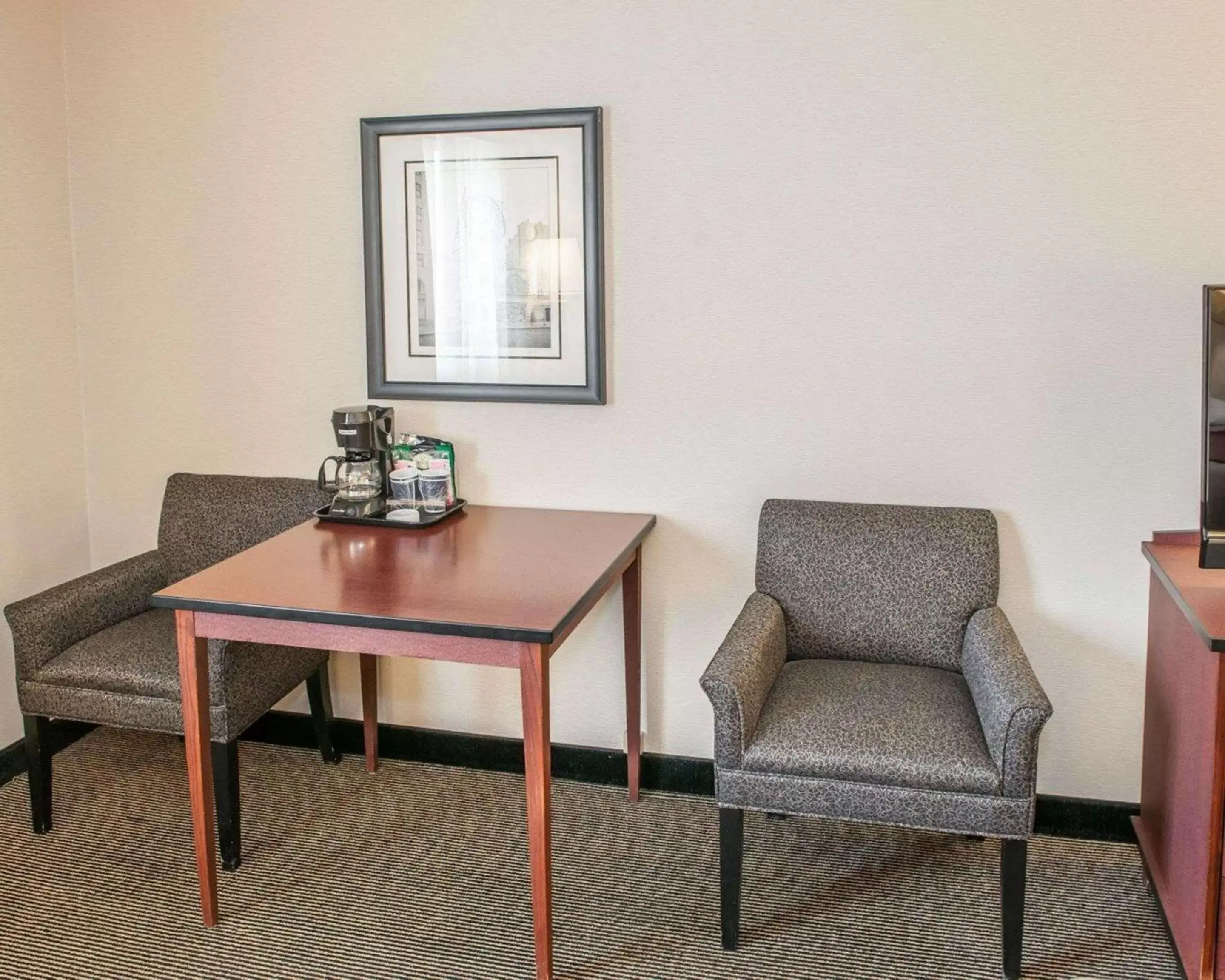 Photo of the whole room, Seating Area in Comfort Inn Indianapolis South I-65