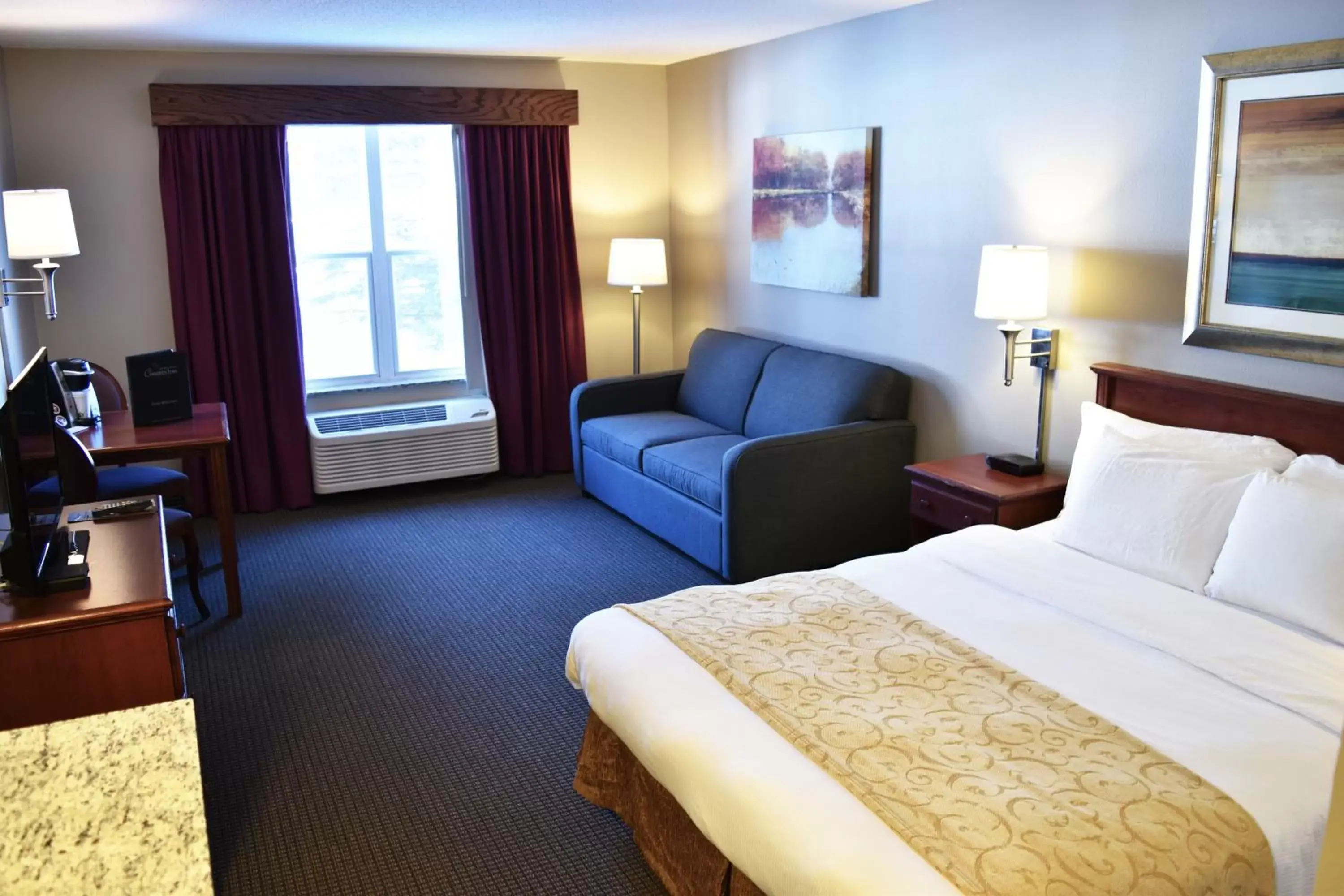 Deluxe Queen Suite in Country Inn River Falls Deluxe Queen Suite in Country Inn River Falls