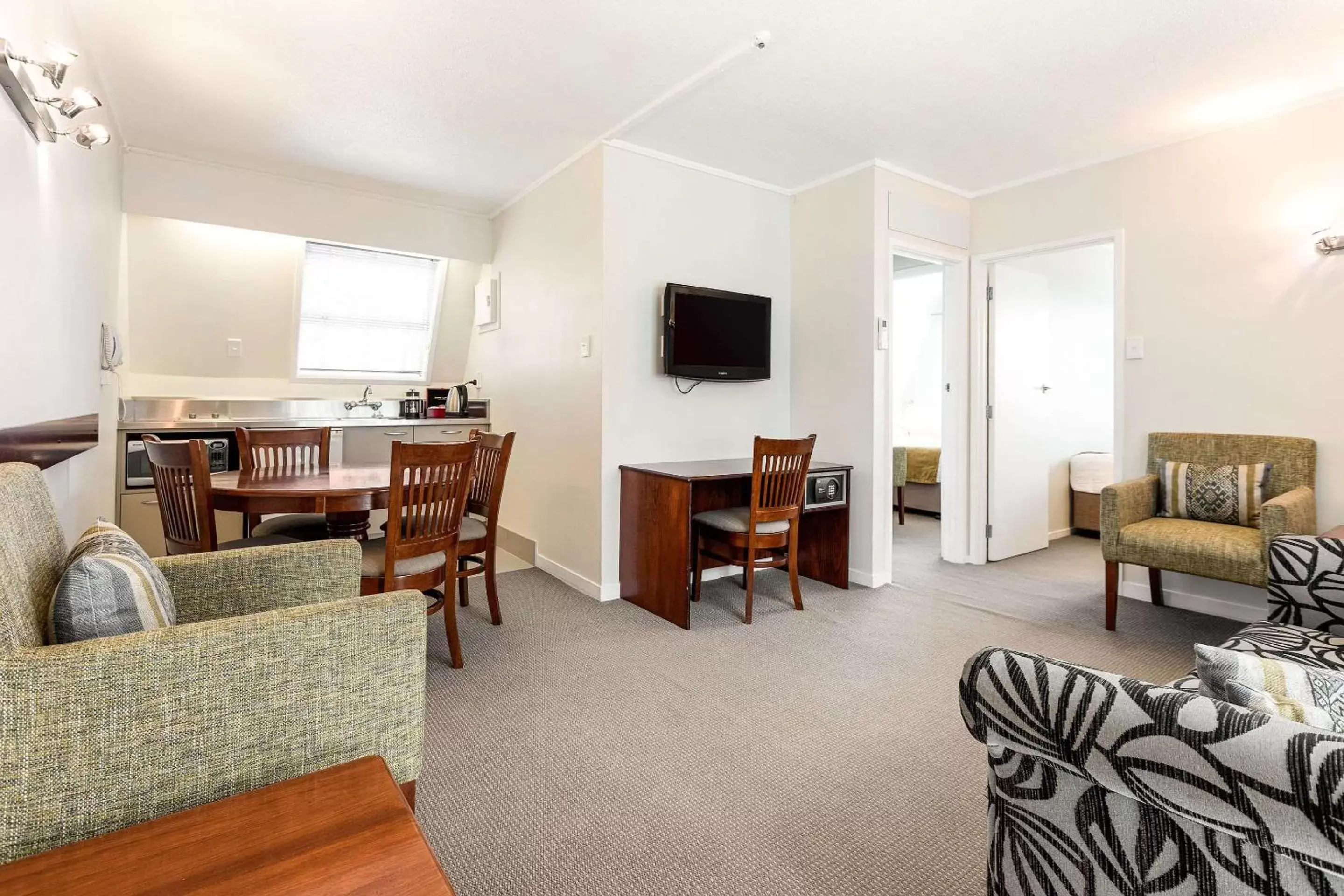 Kitchen or kitchenette, Seating Area in The Parnell Hotel & Conference Centre