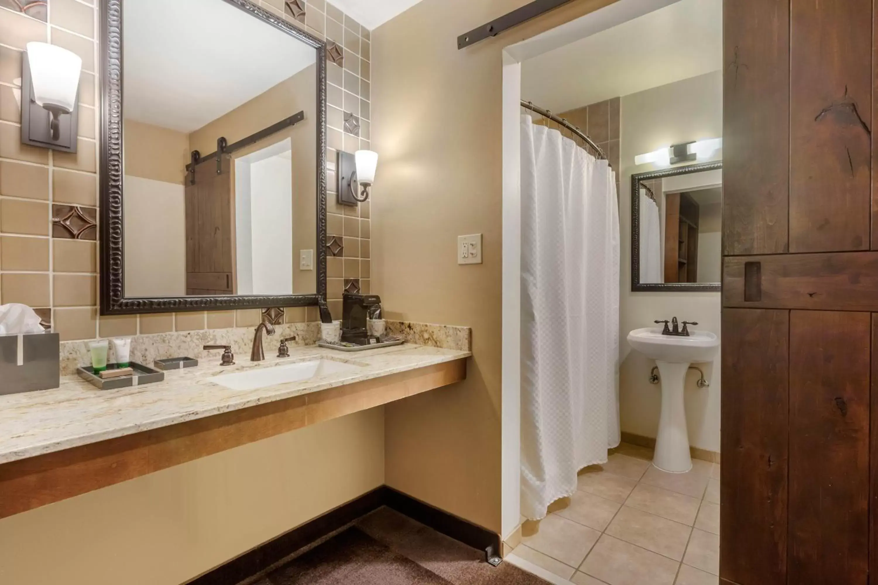 Bathroom in Carlton Oaks Lodge, Ascend Hotel Collection