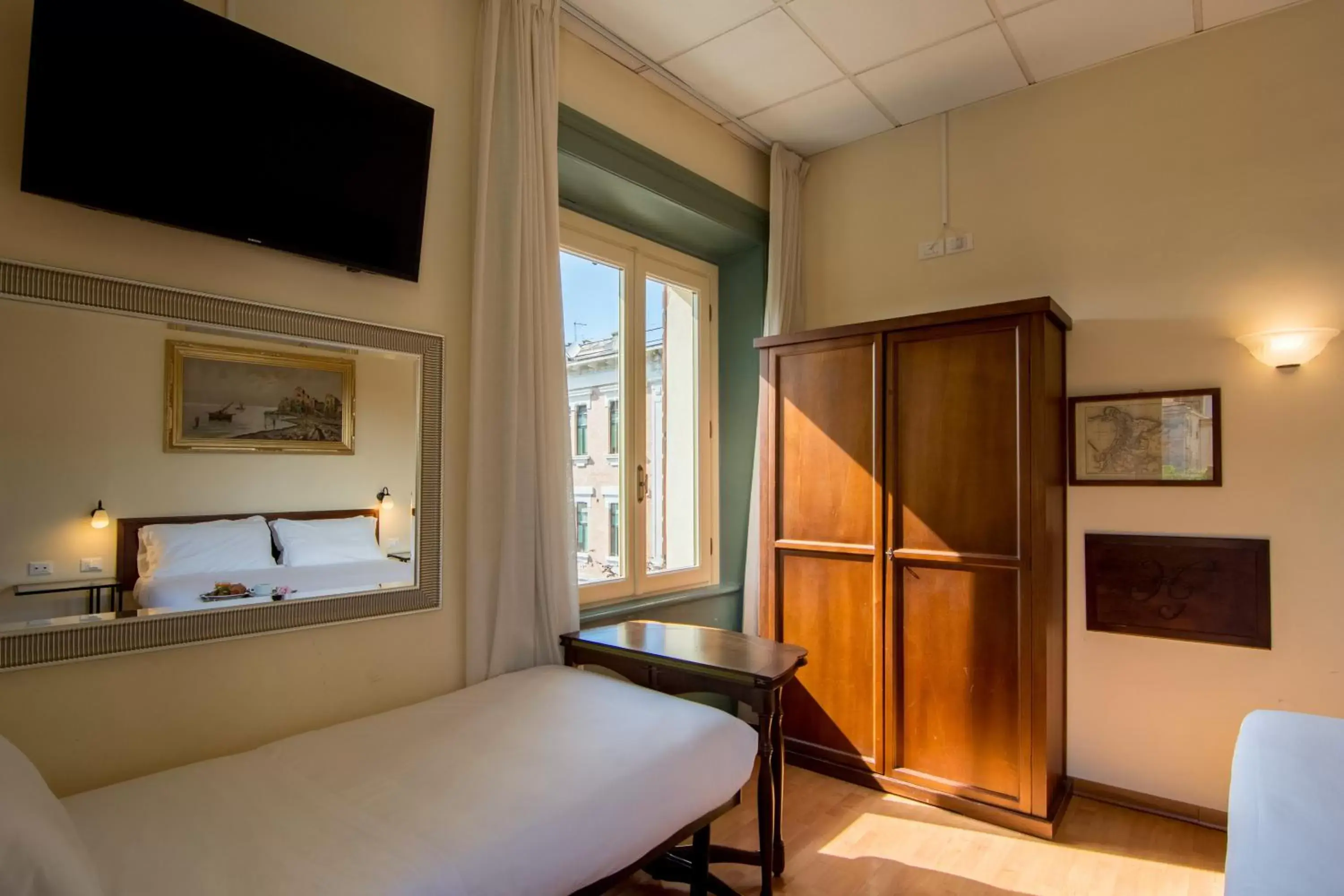 Photo of the whole room, Room Photo in Hotel della Vittoria