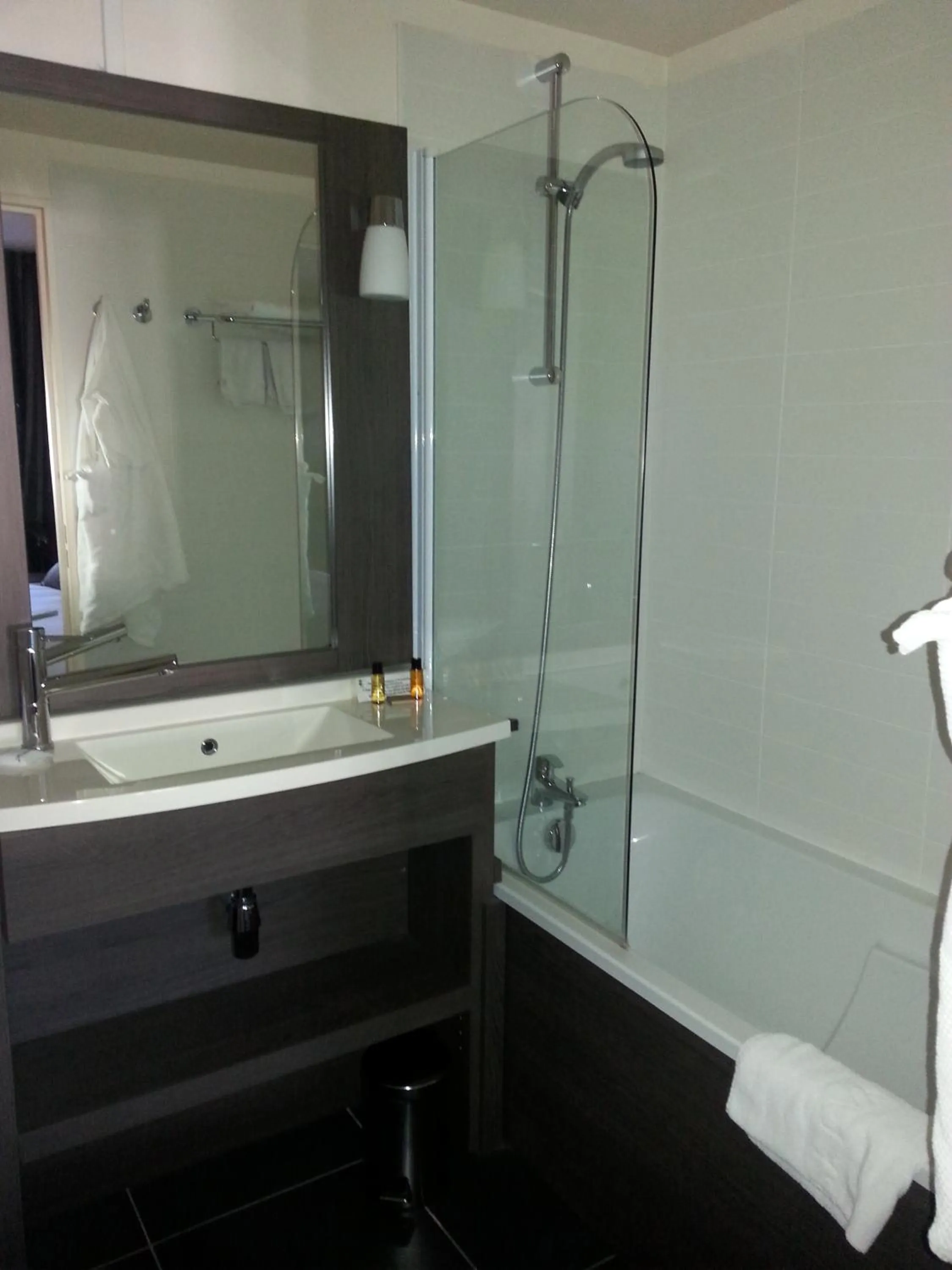 Bathroom in Hotel De France