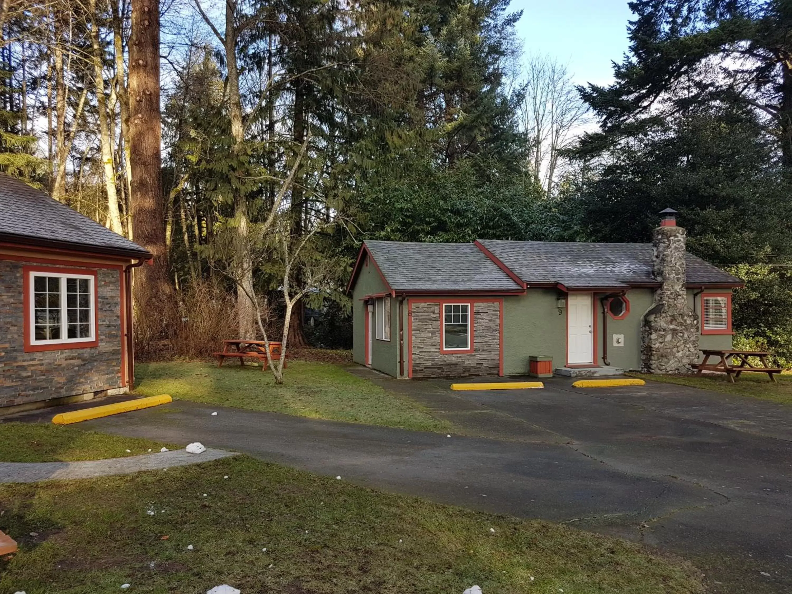 Facade/entrance, Property Building in Malahat Bungalows Motel
