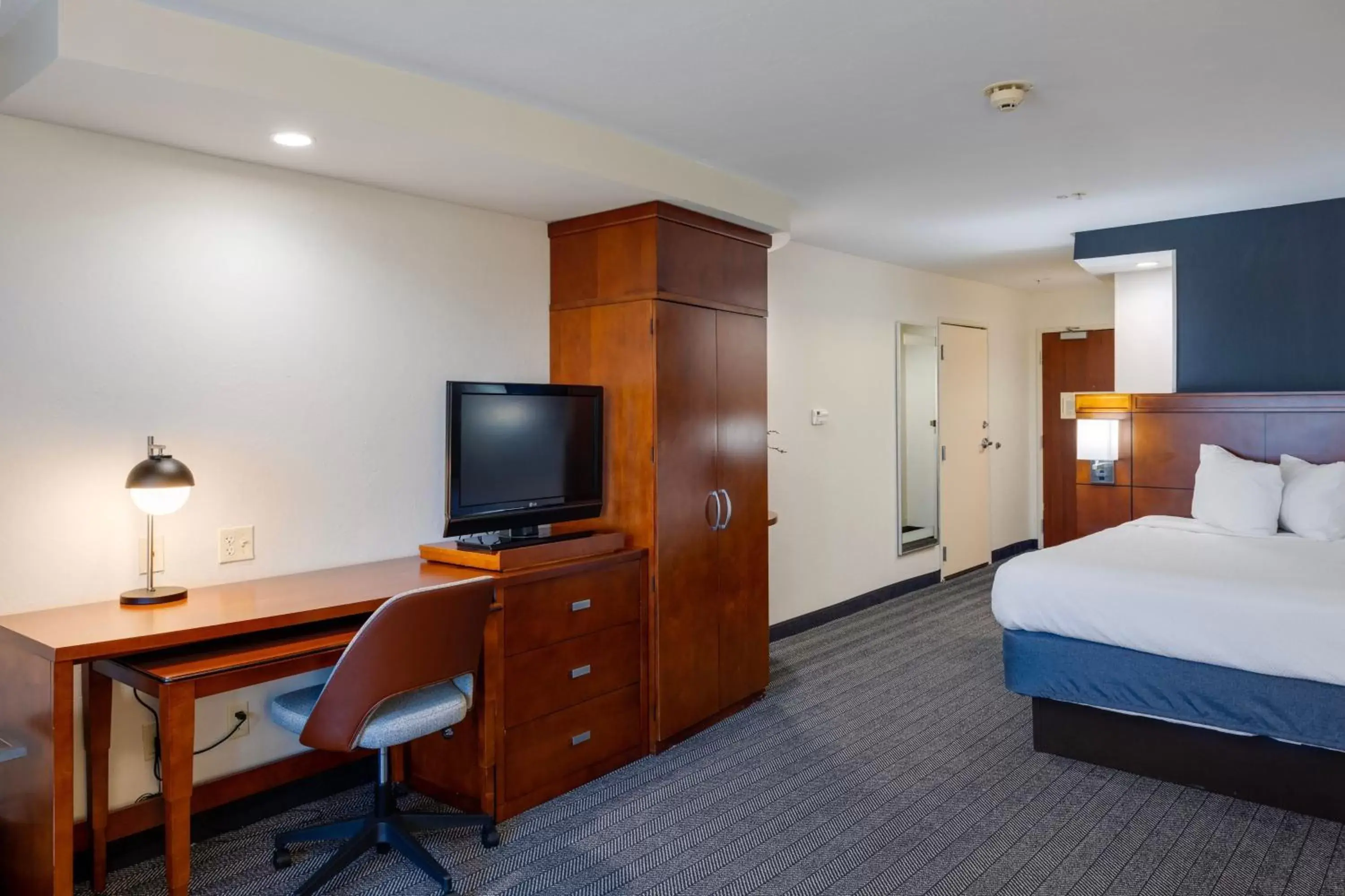 Photo of the whole room, TV/Entertainment Center in Courtyard by Marriott Oklahoma City North/Quail Springs