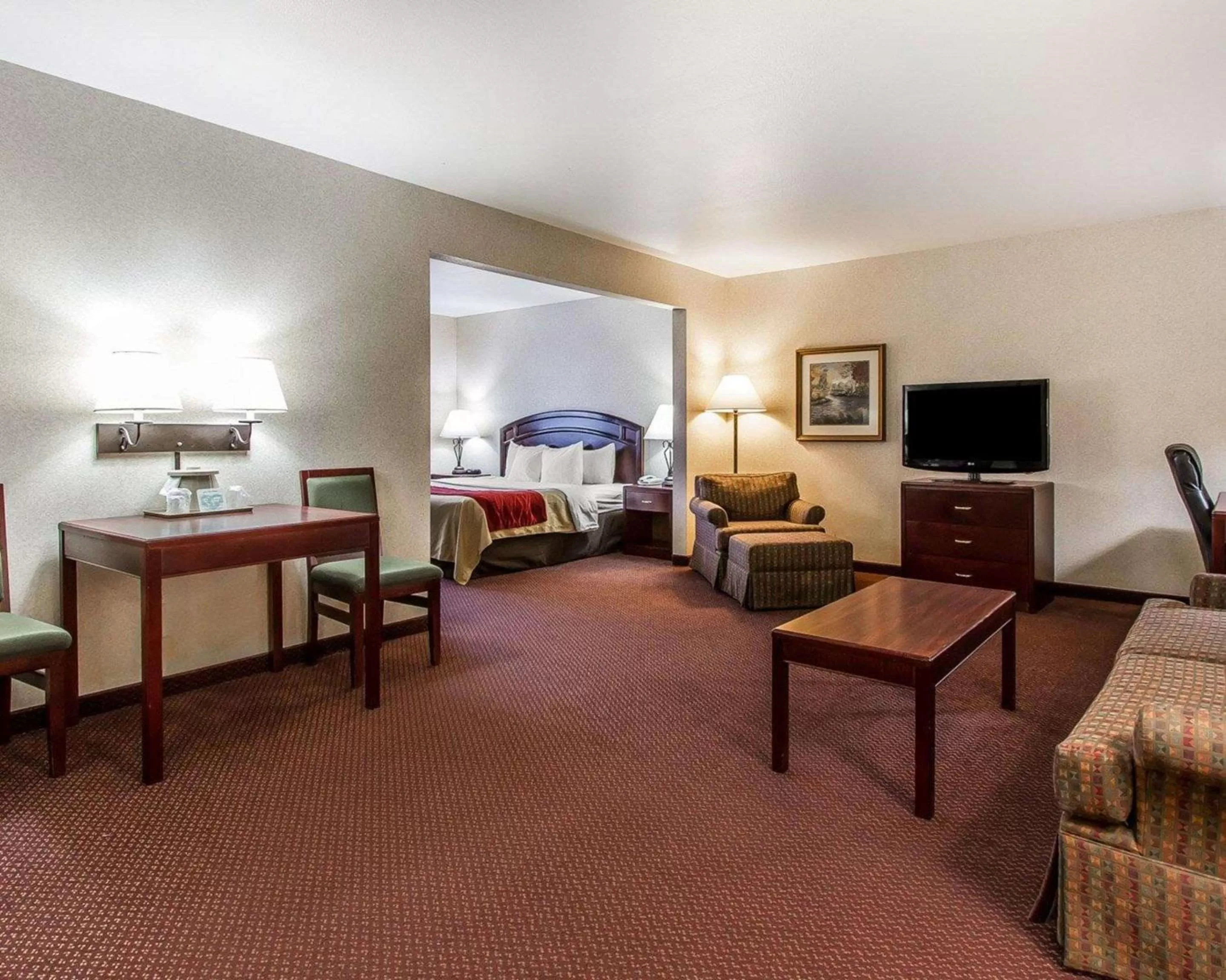 Photo of the whole room, Bed in Quality Inn & Suites Fort Madison near Hwy 61