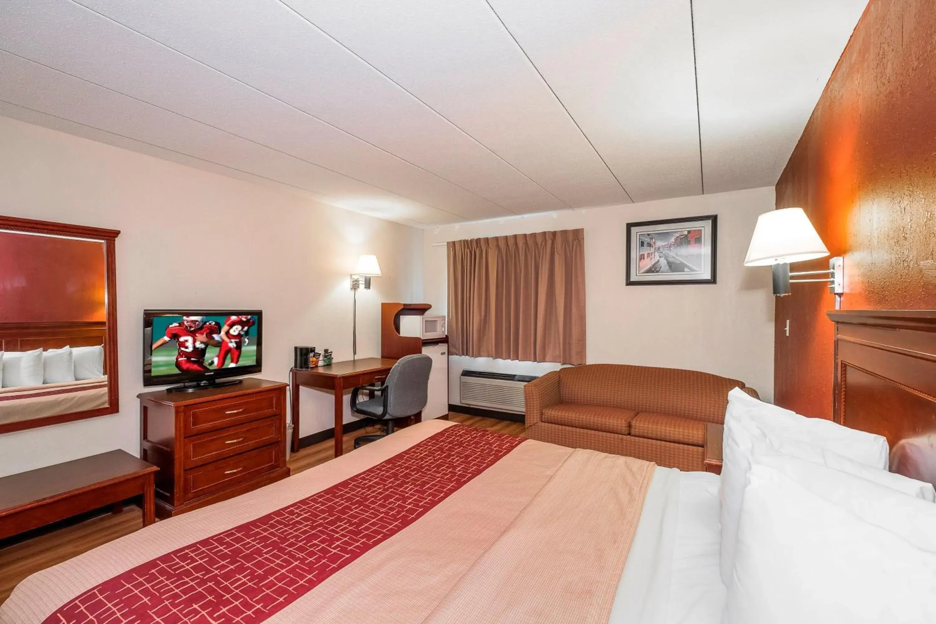 Photo of the whole room, Room Photo in Red Roof Inn Hartford - Vernon