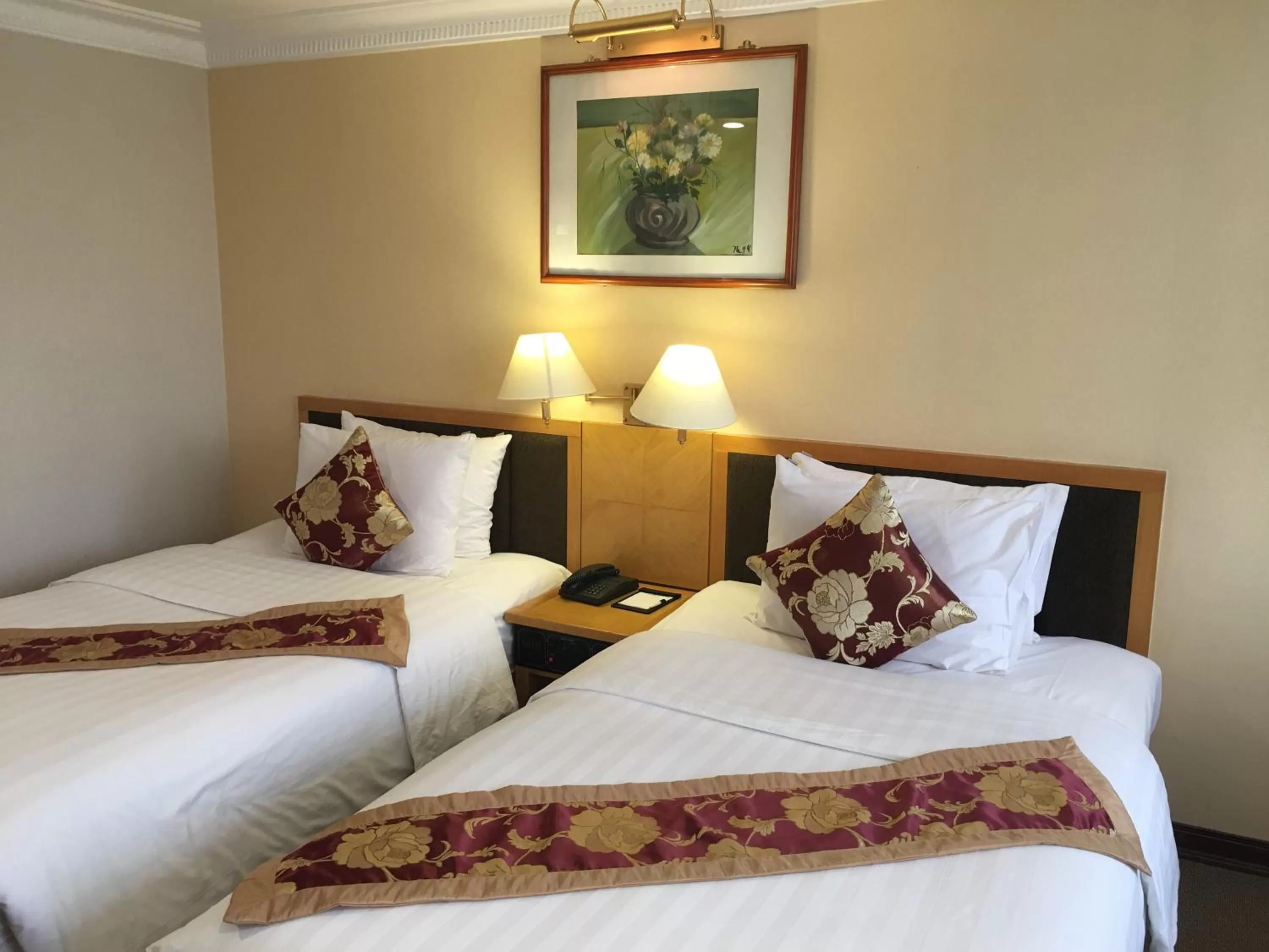 Bedroom, Bed in Mon Regency Hotel