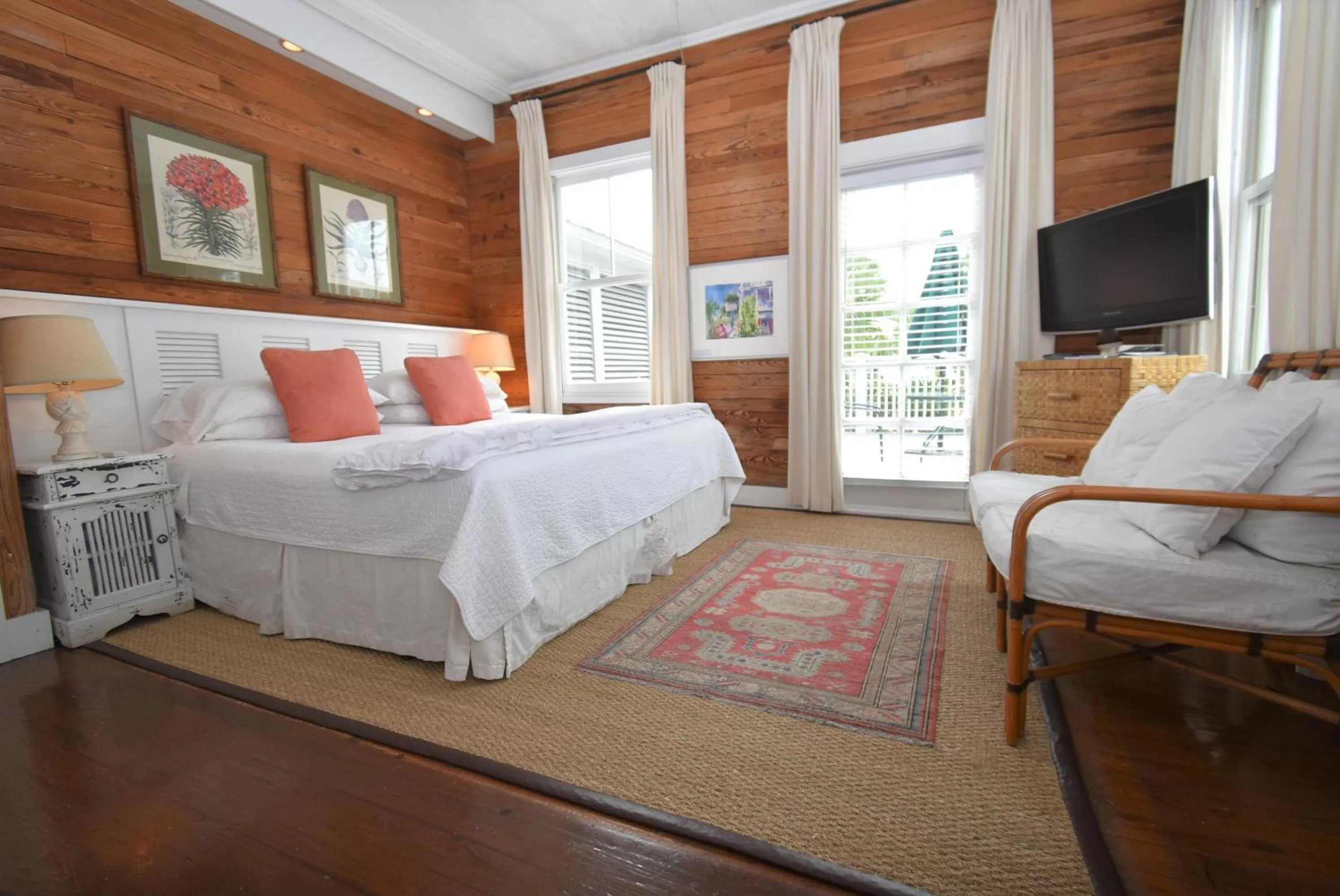 Bed in Simonton Court Historic Inn & Cottages