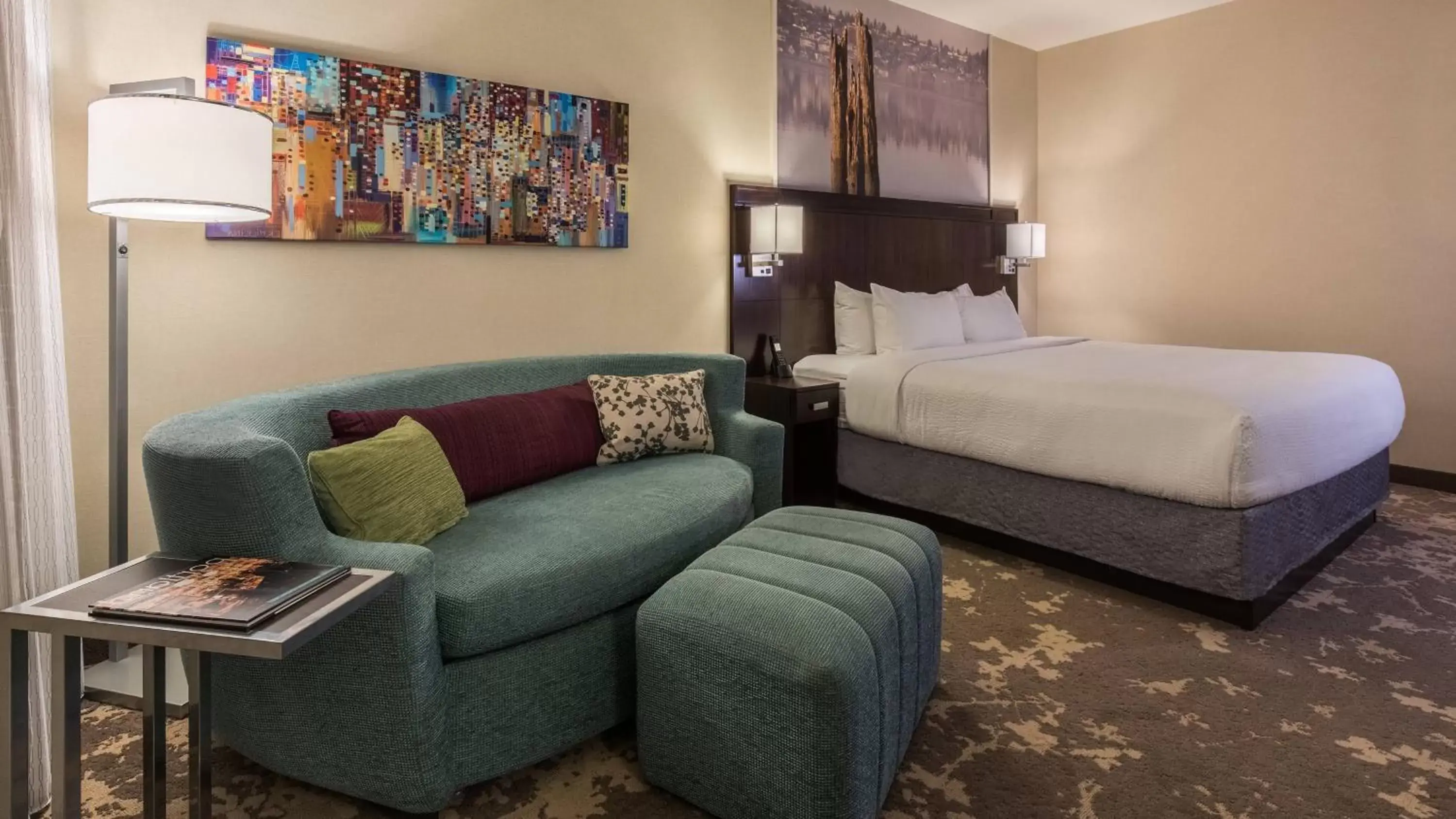 Bed in Courtyard by Marriott Portland City Center