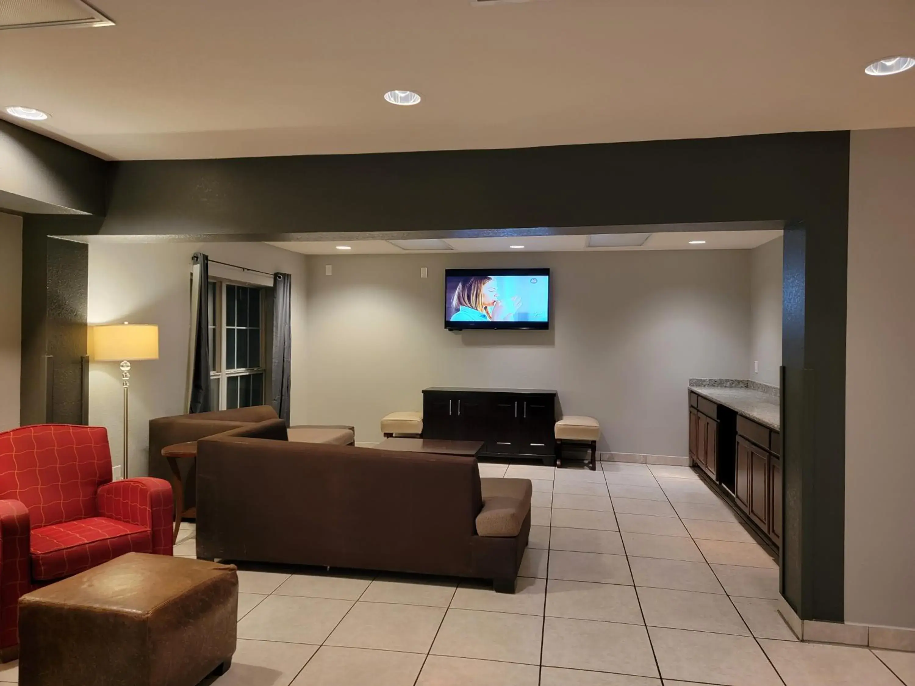 Lounge or bar, TV/Entertainment Center in Extend-A-Suites - Amarillo West