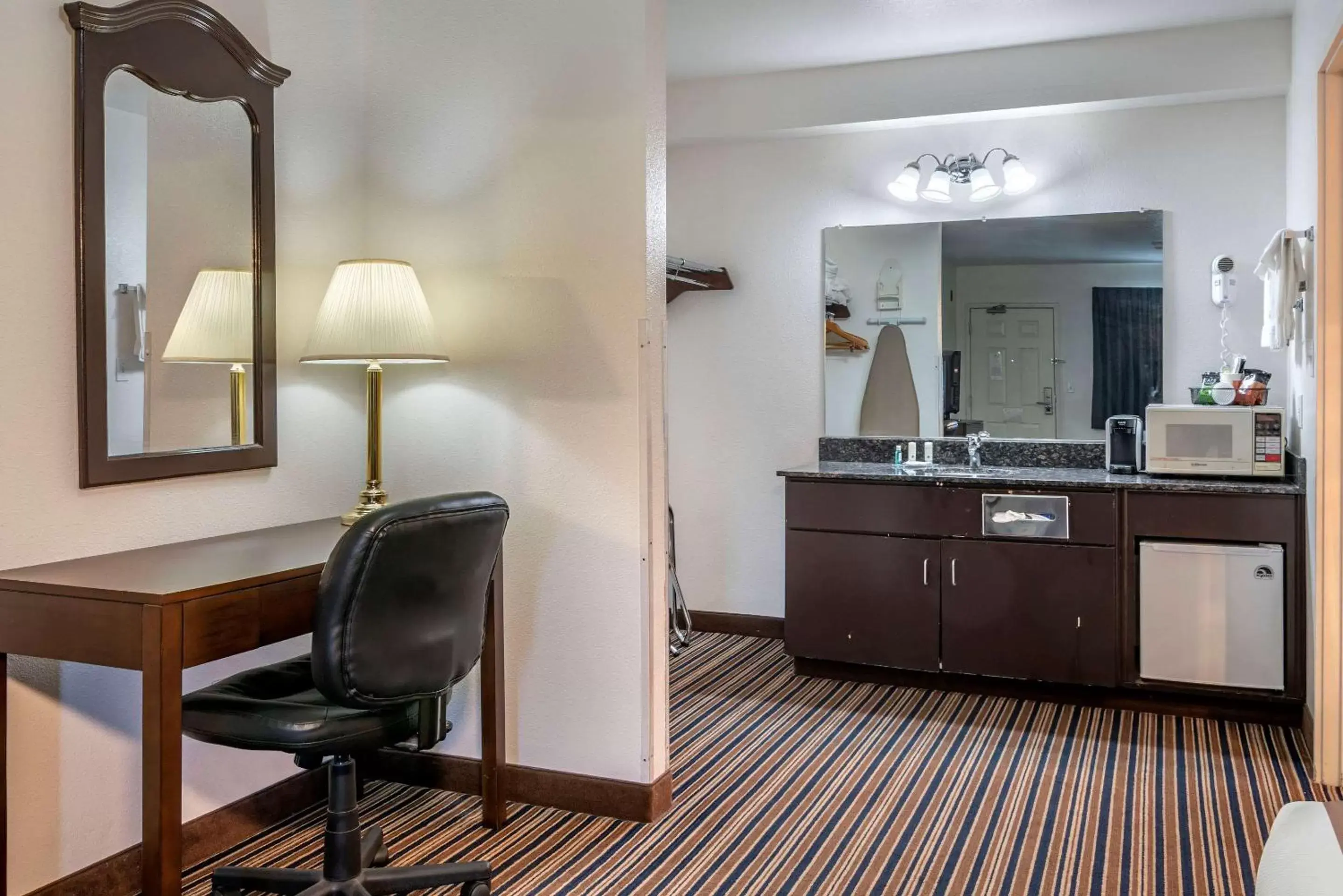 Photo of the whole room, Kitchen/Kitchenette in Quality Inn Central Roseburg