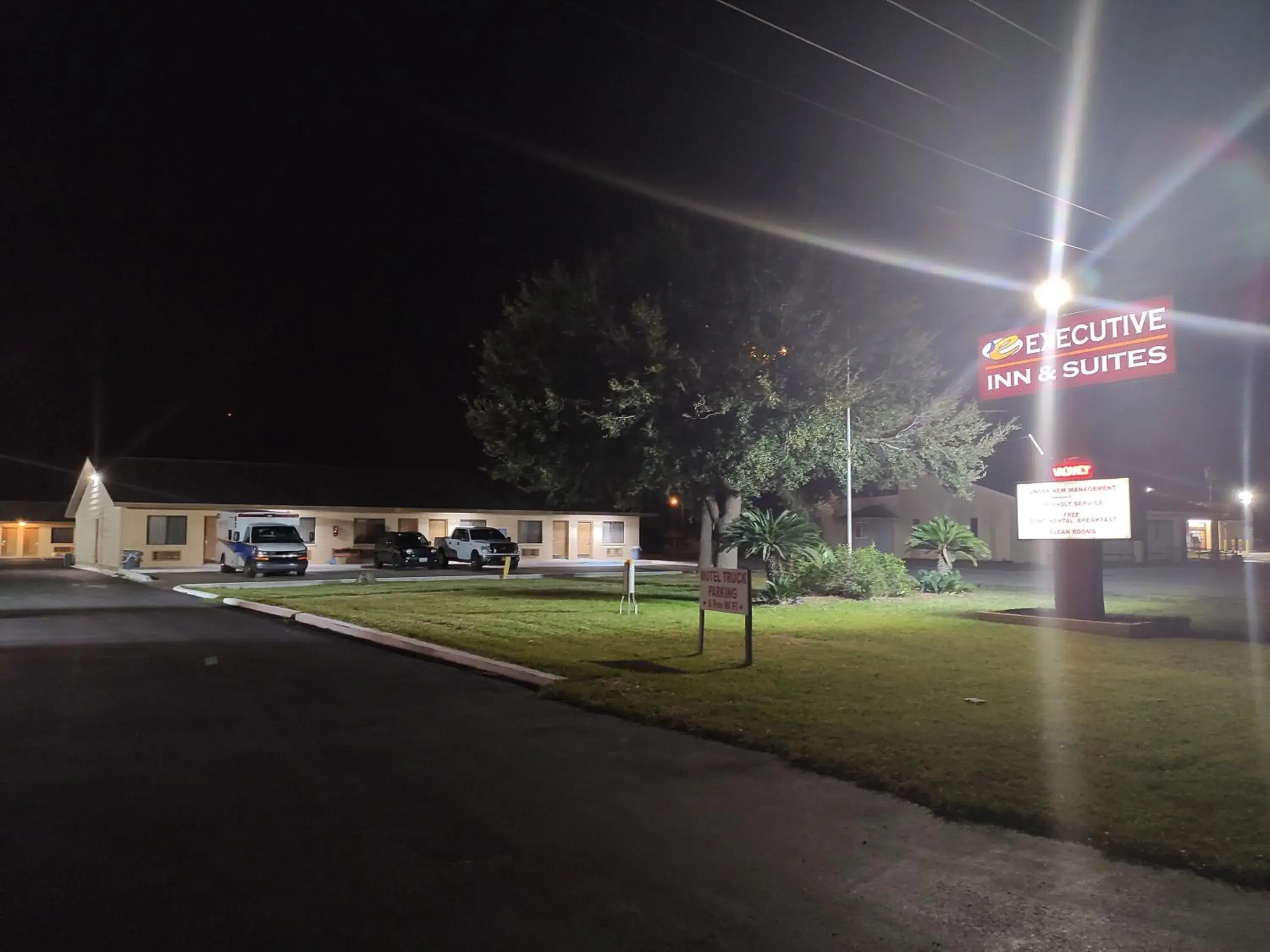 Facade/entrance, Property Building in Hebbronville Executive Inn