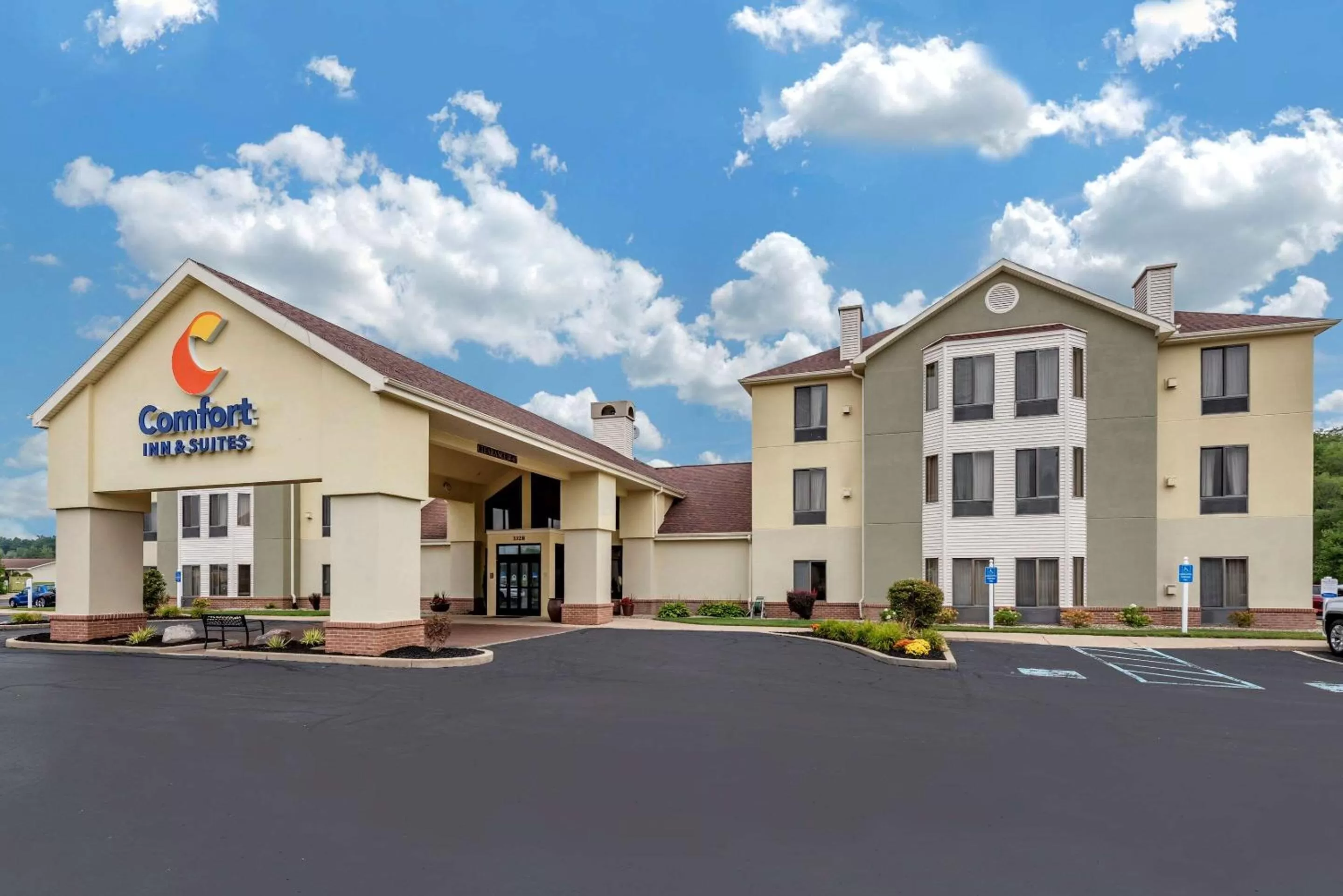Property building in Comfort Inn & Suites Warsaw near US-30