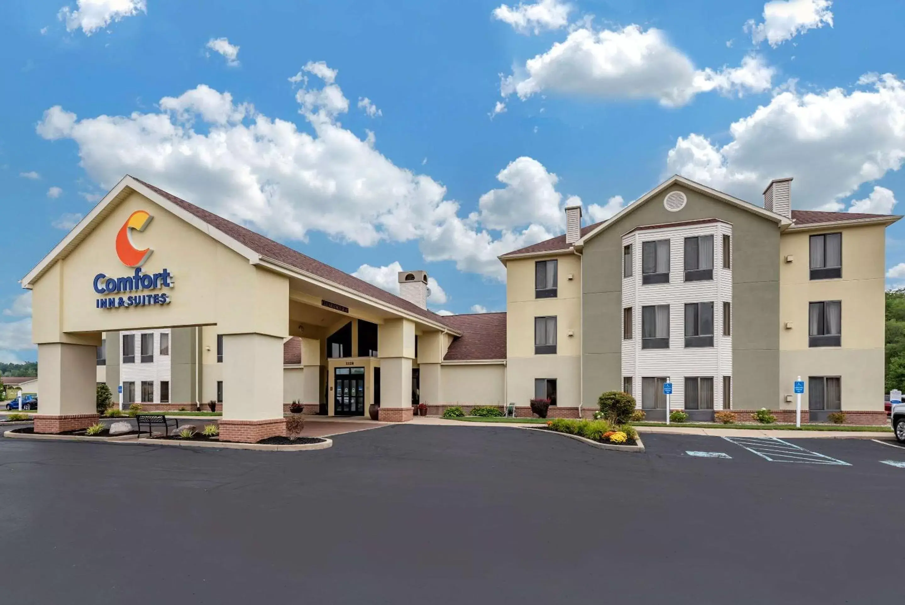 Property Building in Comfort Inn & Suites Warsaw near US-30