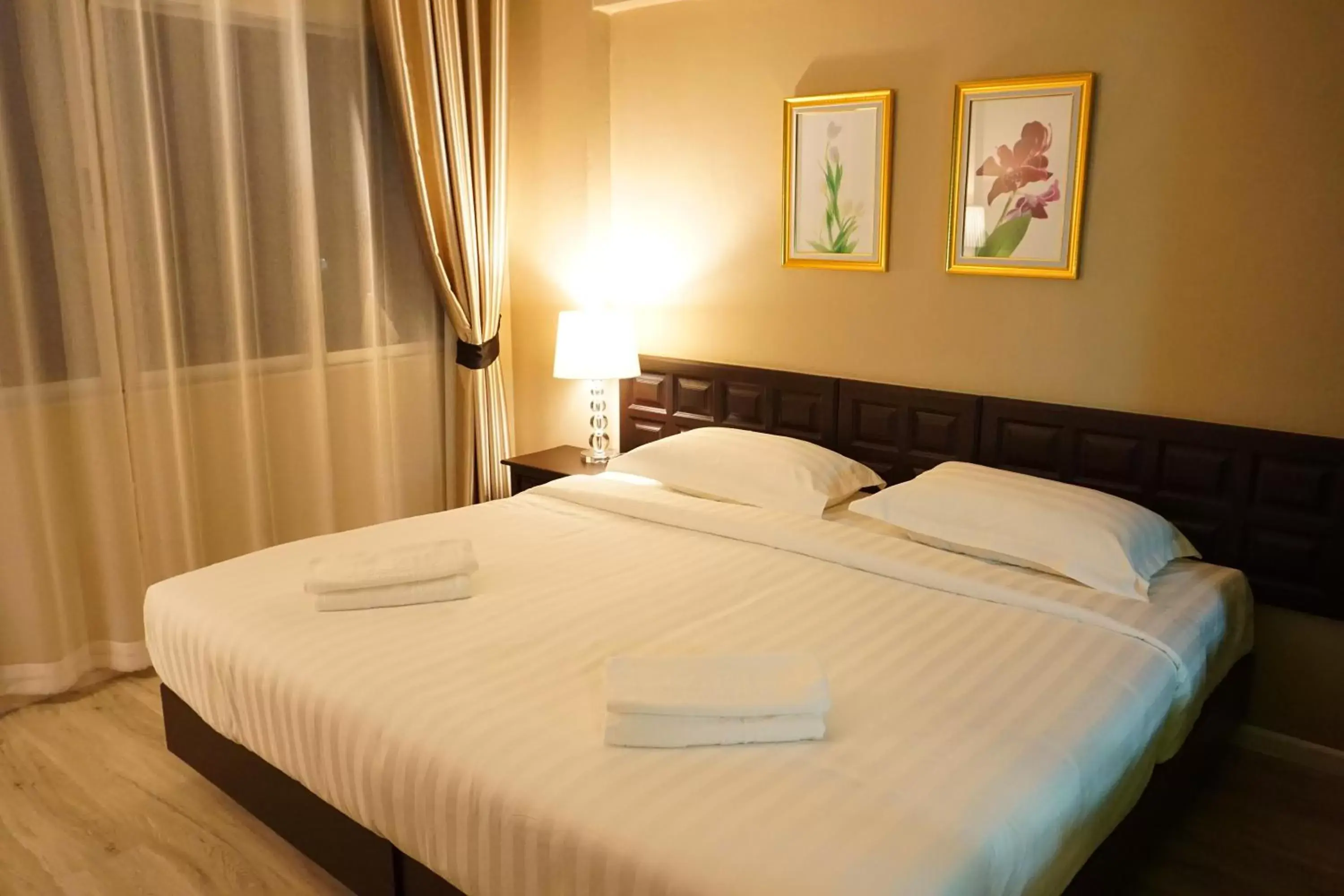 Bed in Taris Art Hotel Phrae