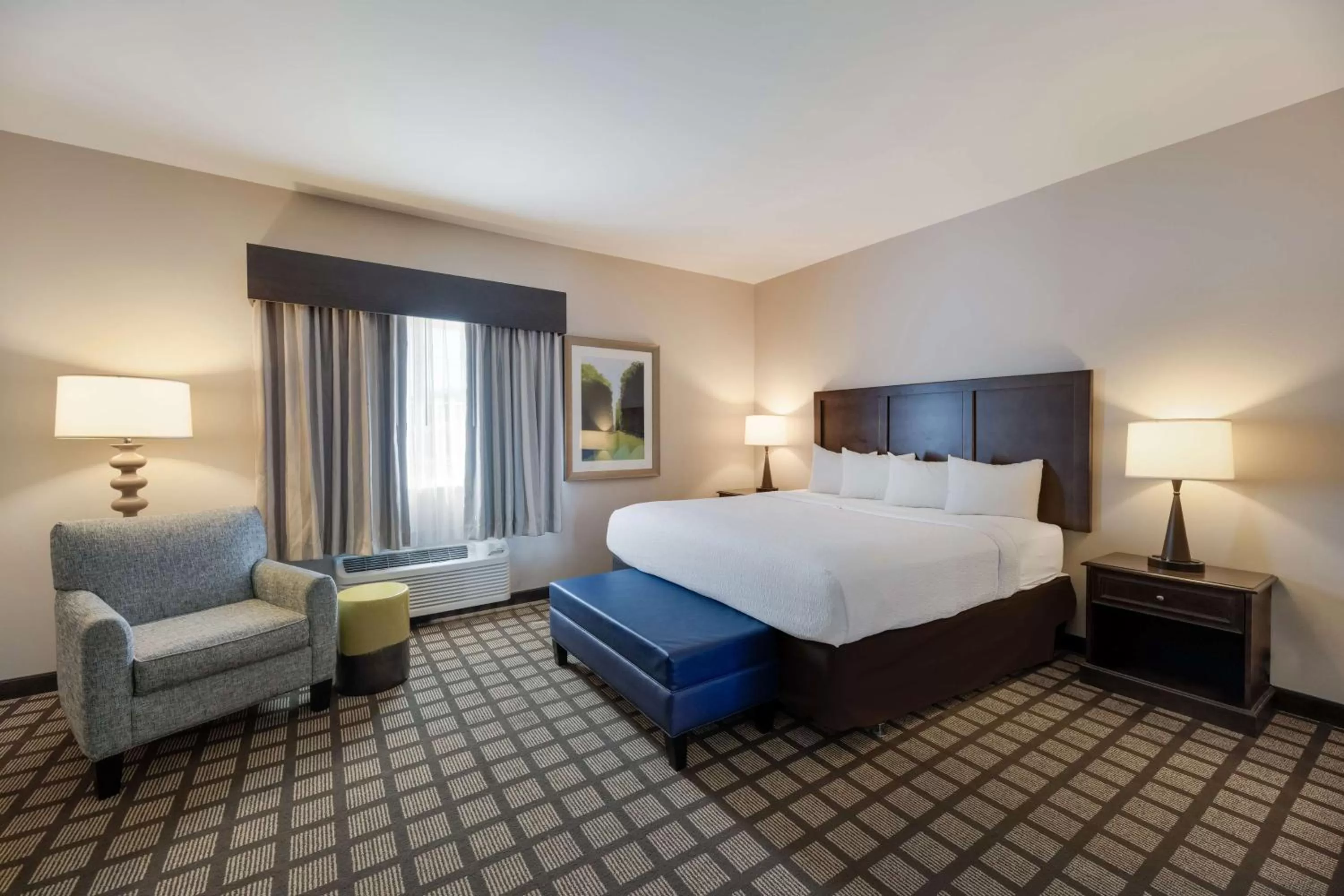 Photo of the whole room, Bed in Best Western North Bryant Inn