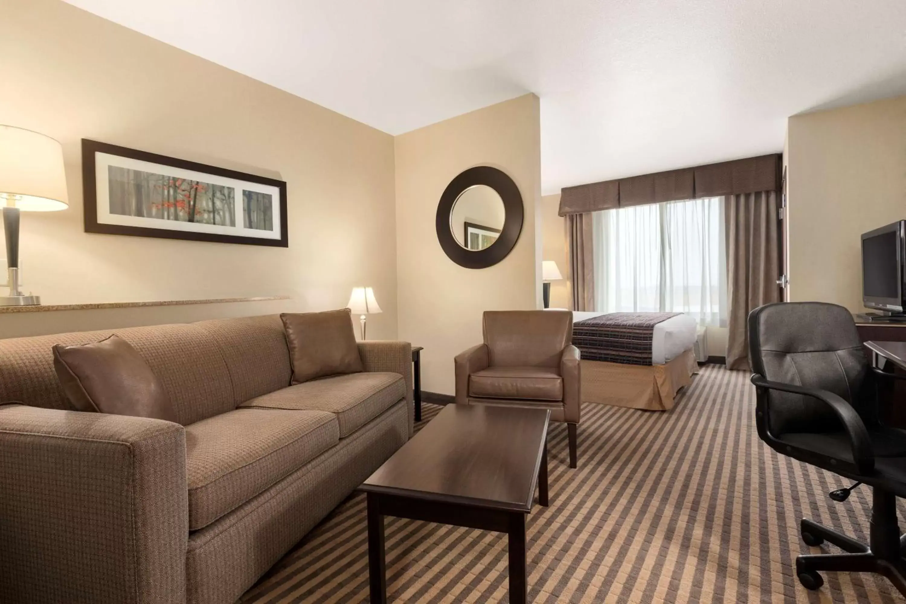 Photo of the whole room, Seating Area in Country Inn & Suites by Radisson, Dixon, CA - UC Davis Area