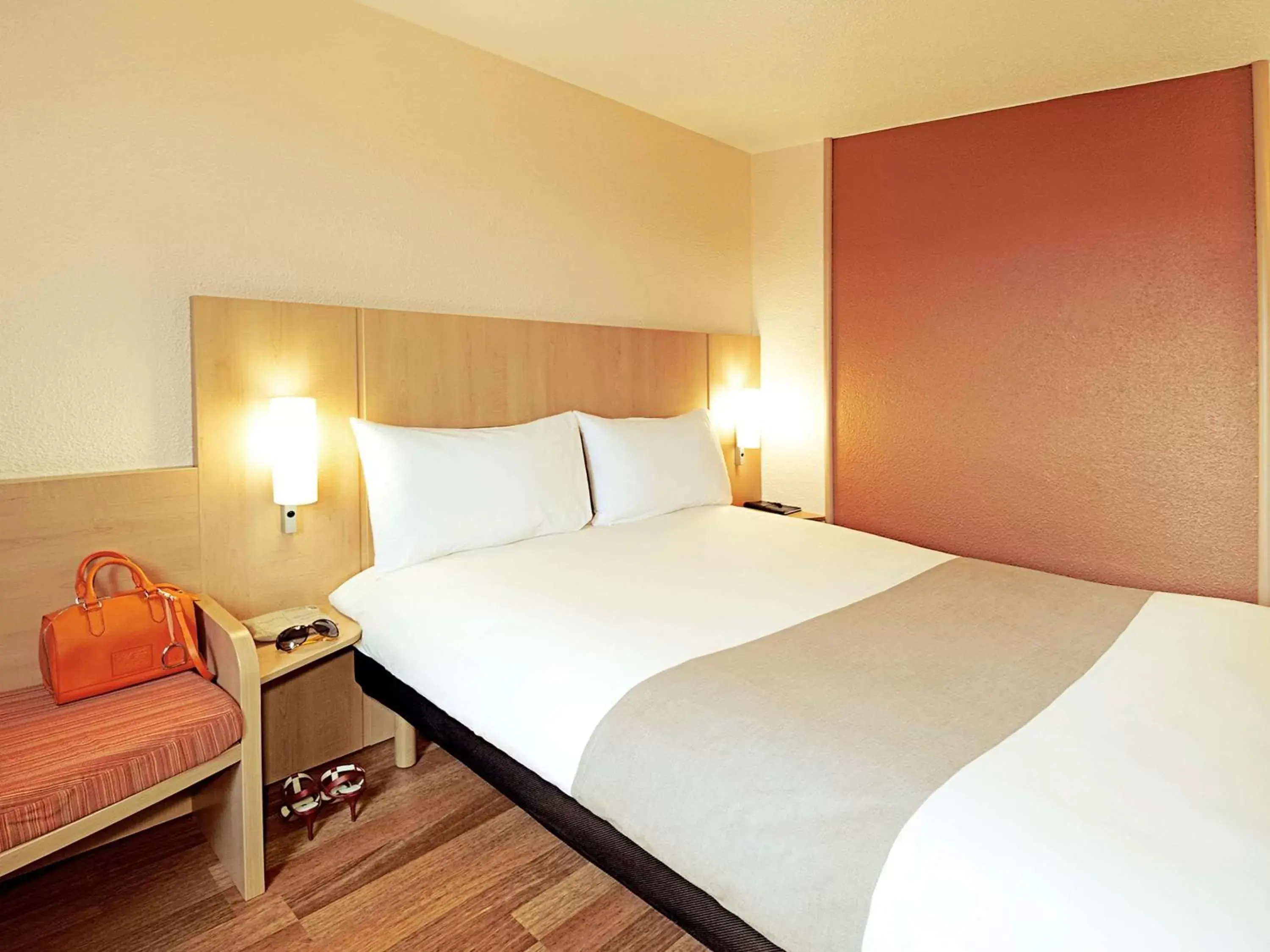 Photo of the whole room, Bed in ibis Koblenz City