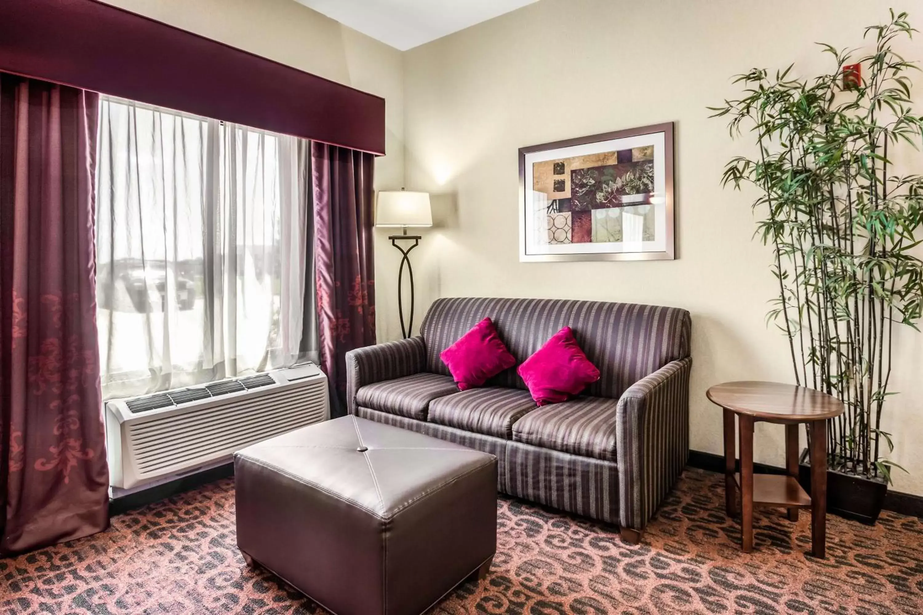 Living room, Seating Area in Hampton Inn Derby-Wichita Southeast