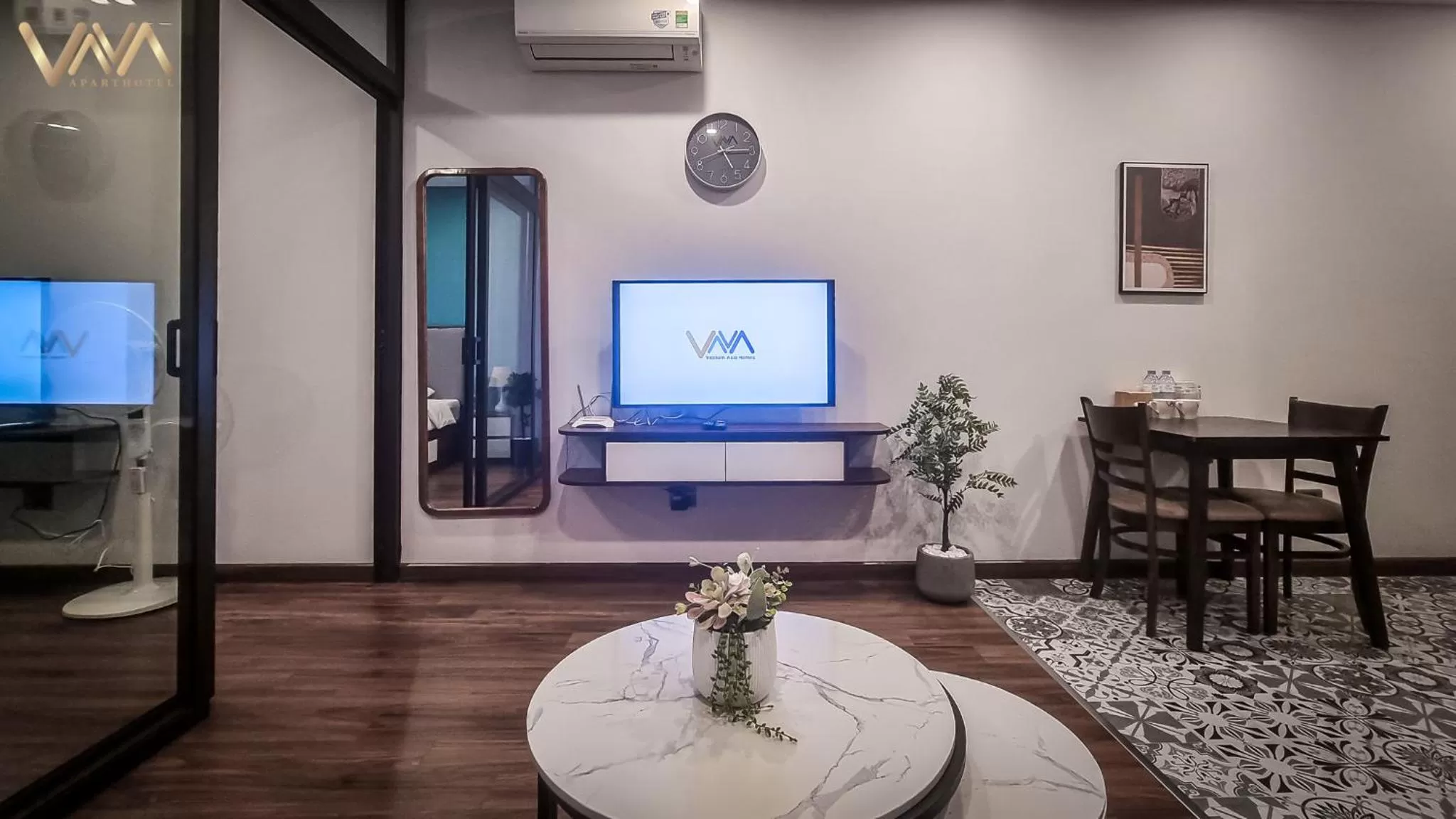 TV and multimedia in VNAHOMES APARTHOTEL