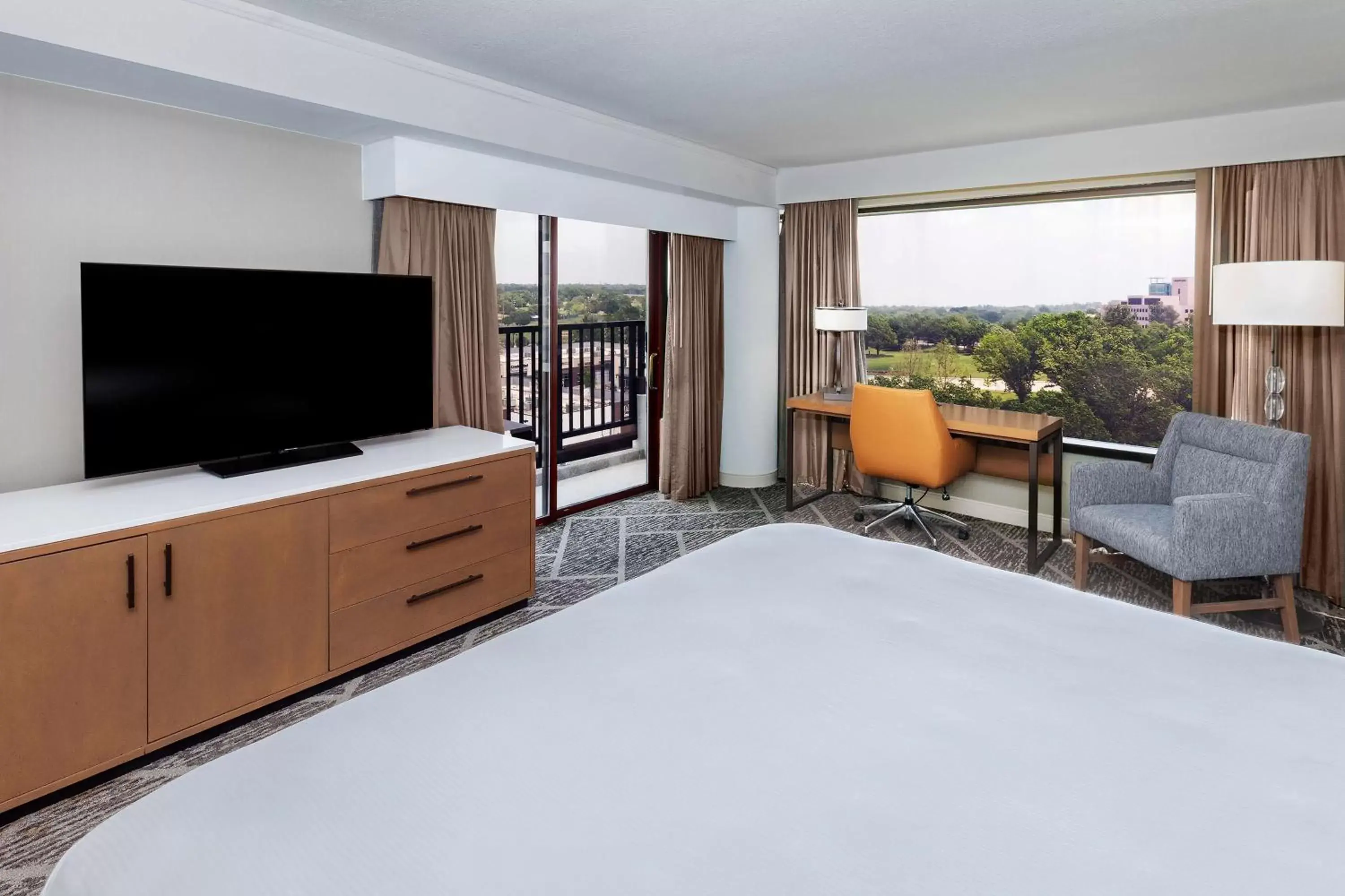 Bedroom, TV/Entertainment Center in DoubleTree by Hilton Tulsa at Warren Place