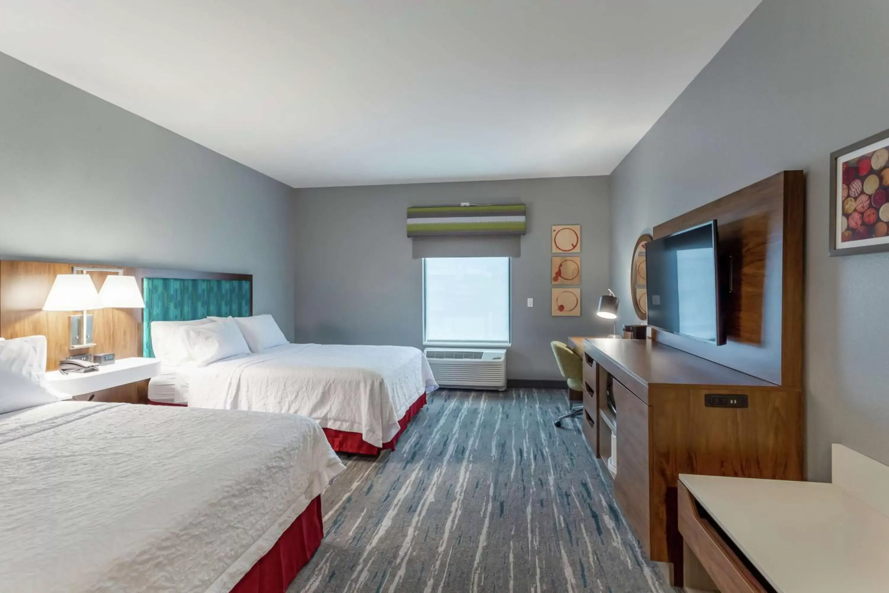 Queen Room with Bath Tub - Mobility Accessible - Non-Smoking in Hampton Inn Madison, OH Queen Room with Bath Tub - Mobility Accessible - Non-Smoking in Hampton Inn Madison, OH