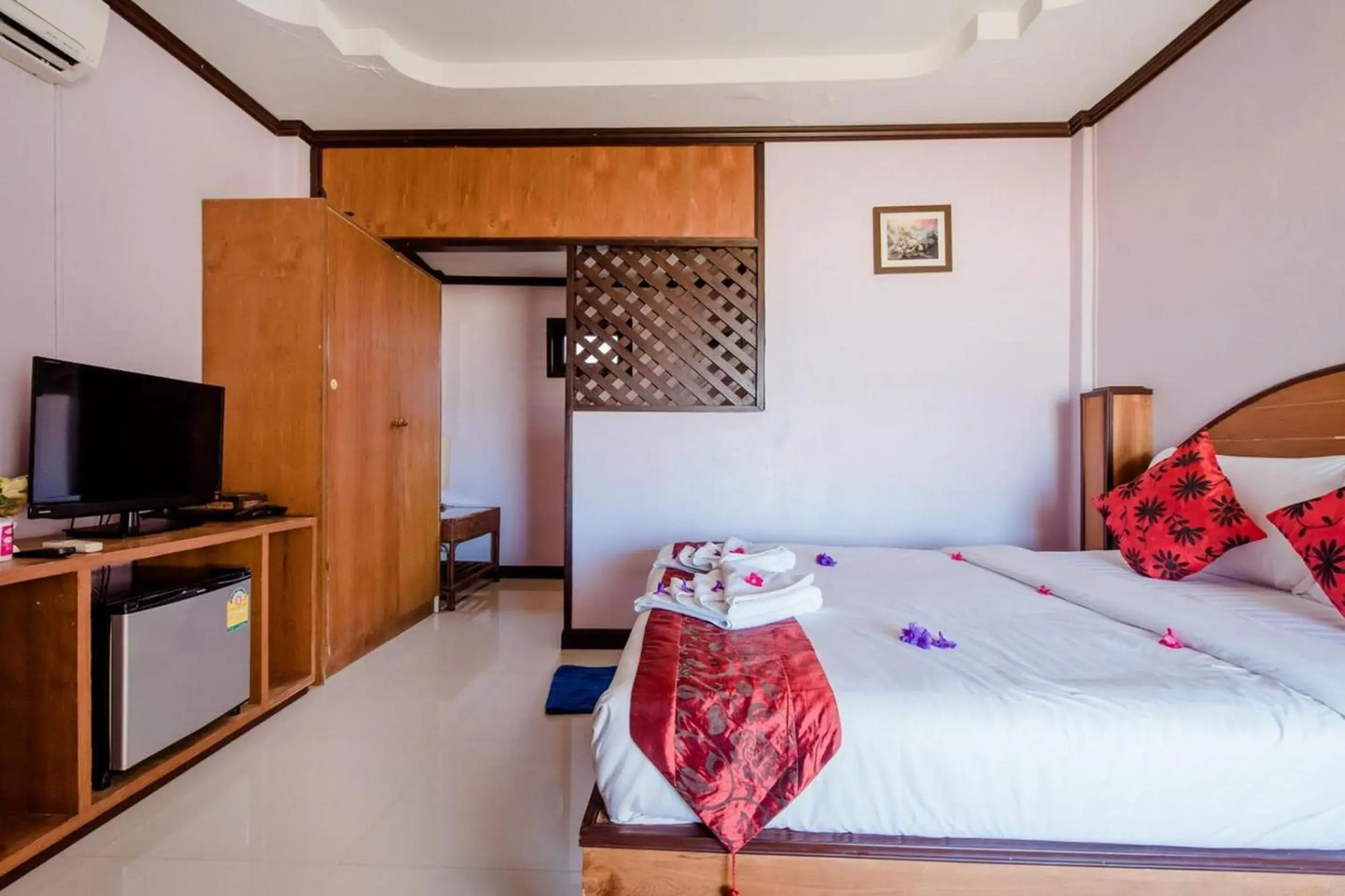 Photo of the whole room, Bed in Baan Rabieng Resort