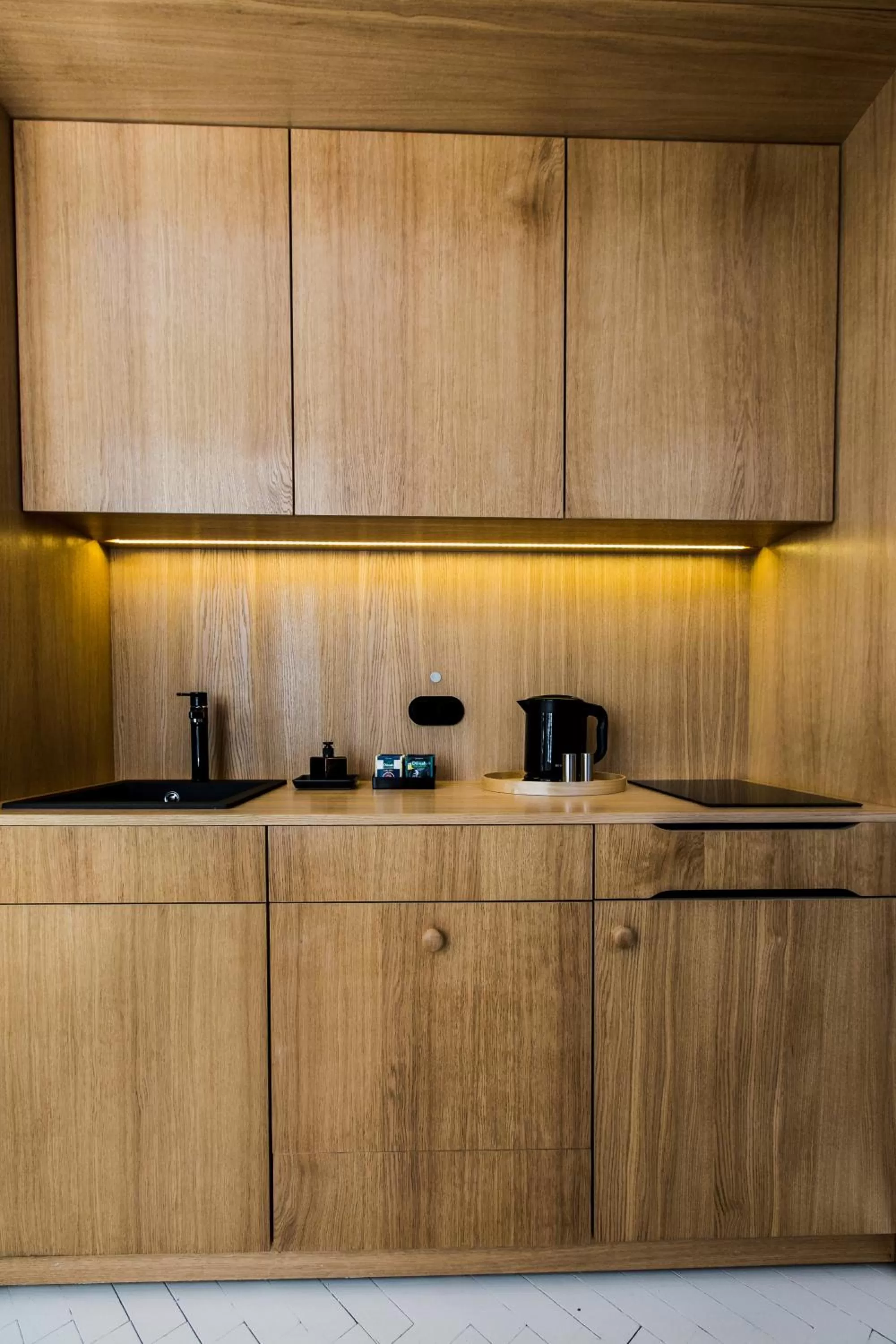 Coffee/tea facilities, Kitchen/Kitchenette in Apartamenty Browar Perła - Perła Brewery Apartments