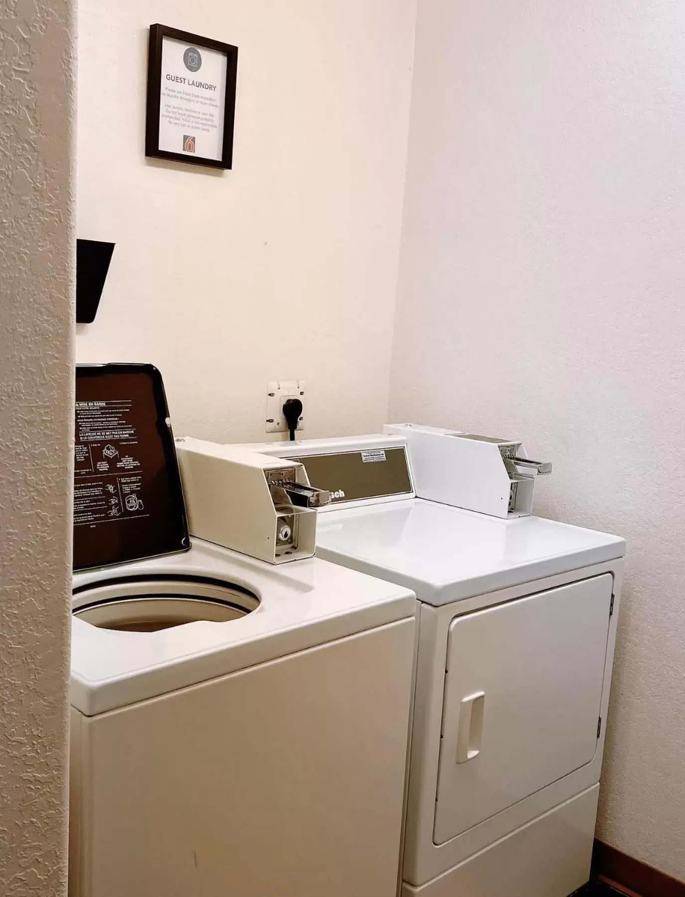 laundry, Kitchen/Kitchenette in Motel 6-Regina, SK