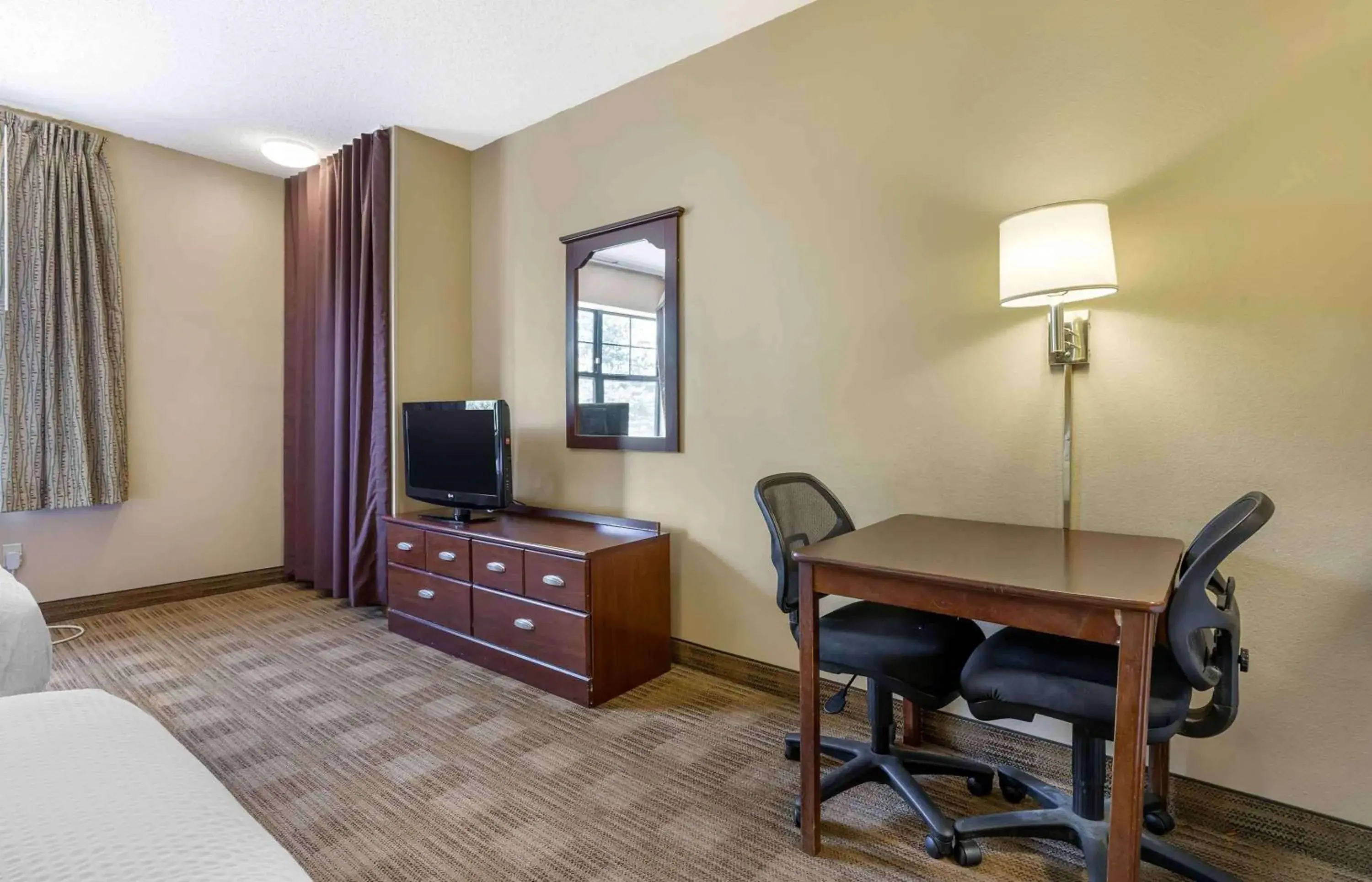 Bedroom, TV/Entertainment Center in Extended Stay America Select Suites - Fayetteville - Springdale