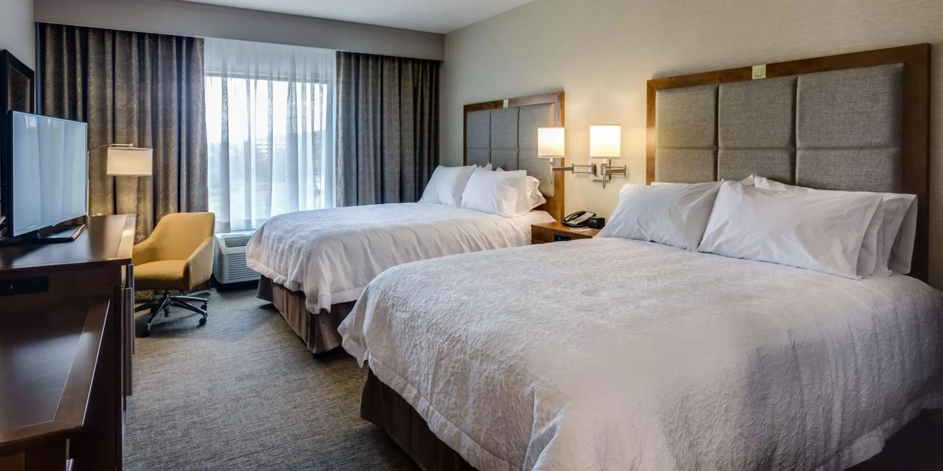 Bed in Hampton Inn & Suites - Knoxville Papermill Drive, TN