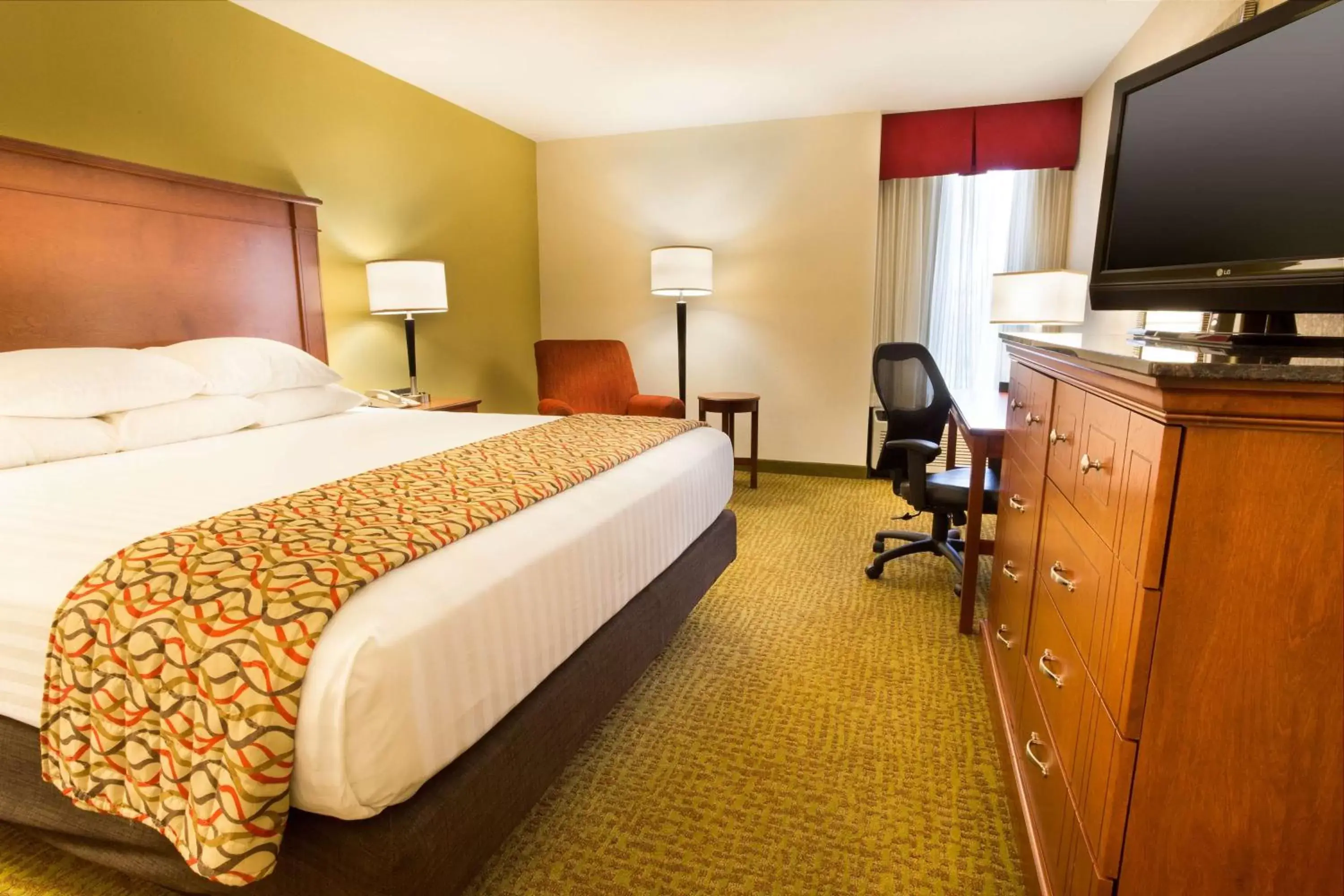 Photo of the whole room, Bed in Drury Inn & Suites Charlotte University Place