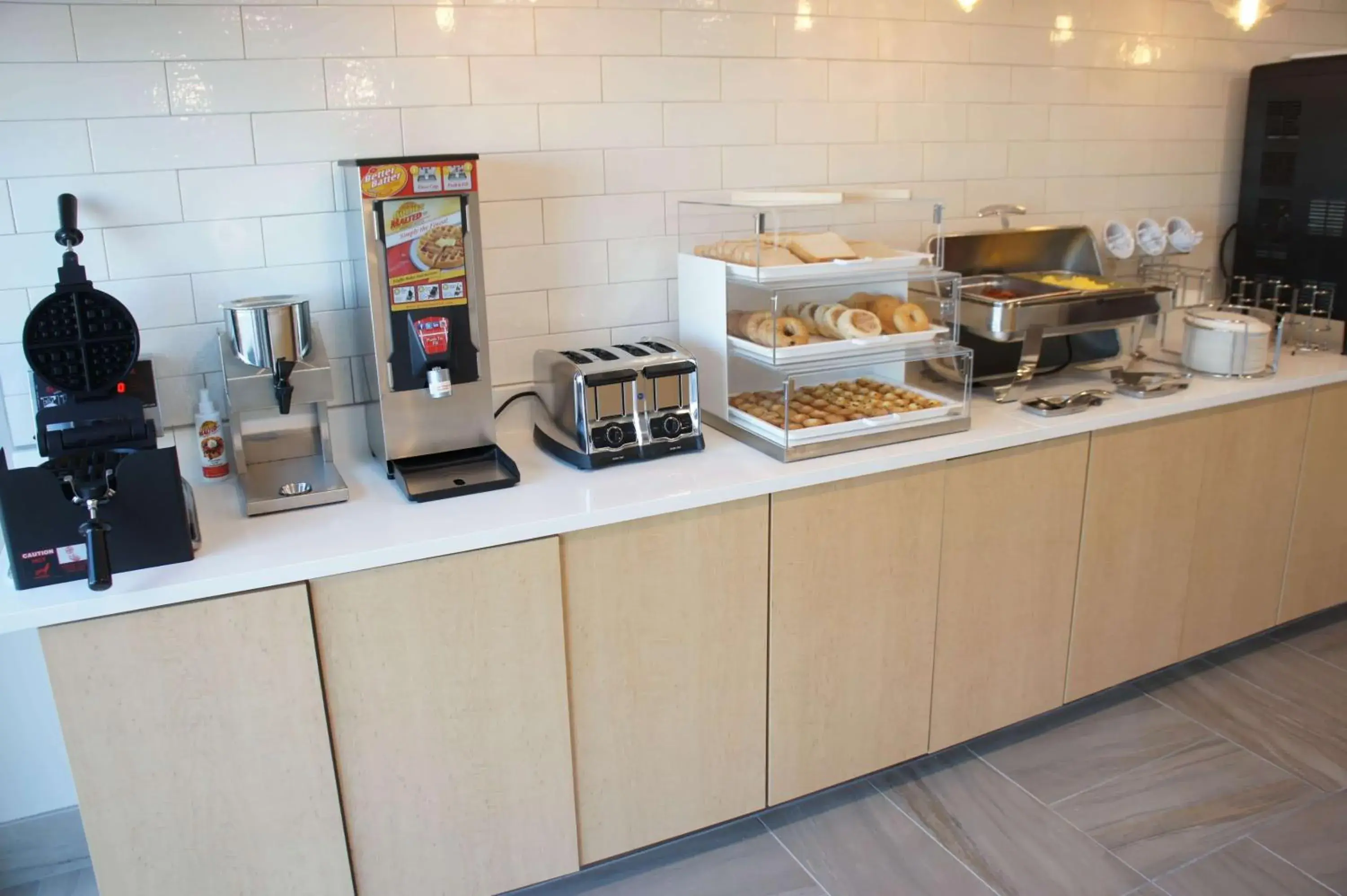 Restaurant/places to eat, Kitchen/Kitchenette in La Quinta Inn & Suites by Wyndham Perry