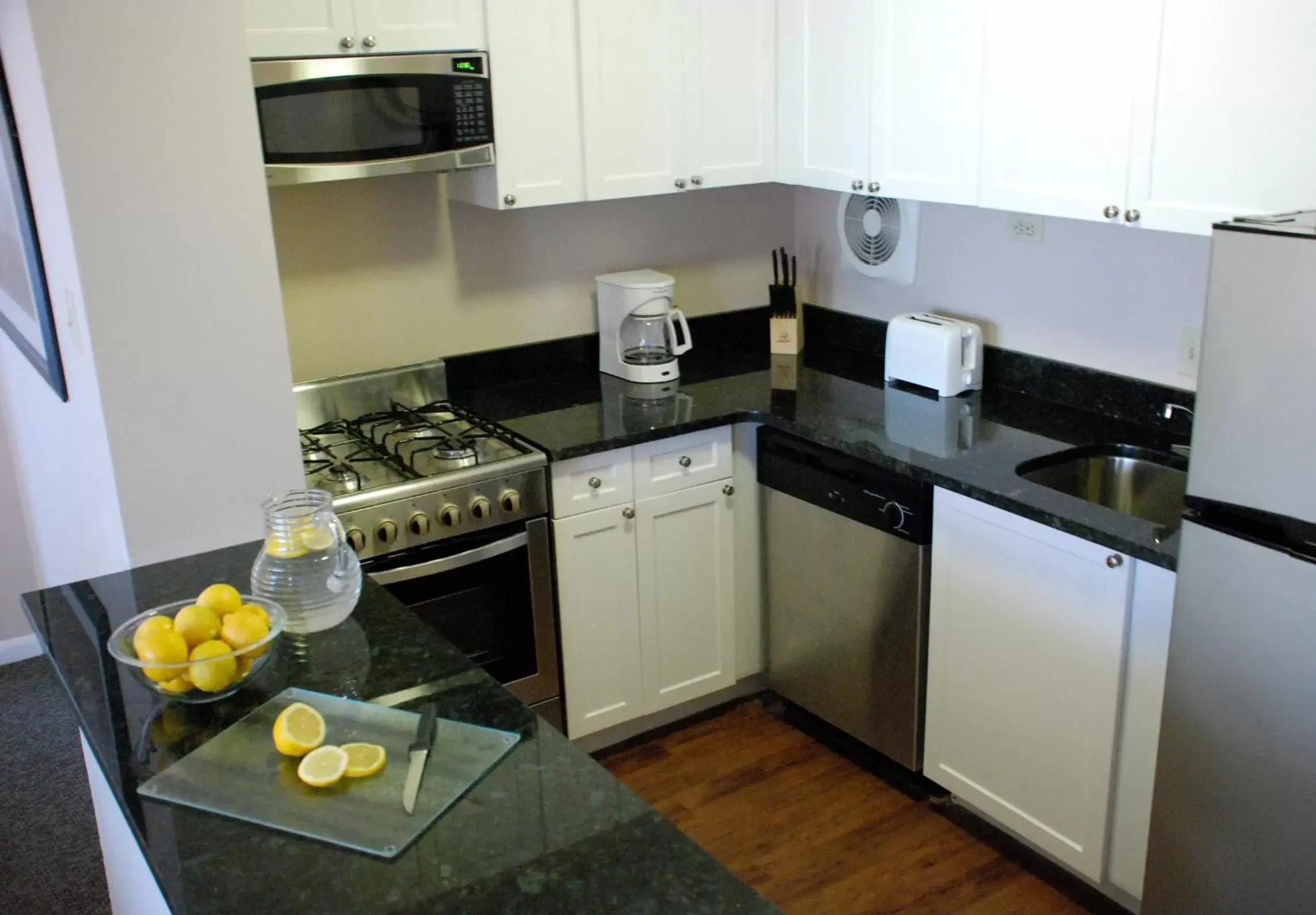 Coffee/tea facilities, Kitchen/Kitchenette in The Windsor Suites Philadelphia