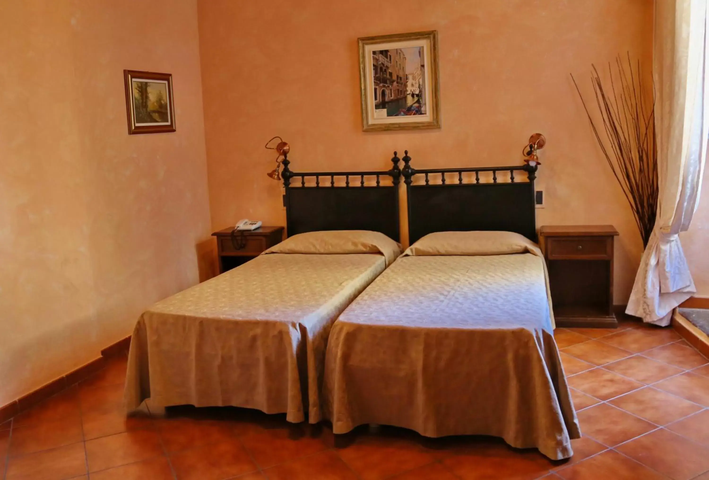 Bed in Hotel Italia Cortona