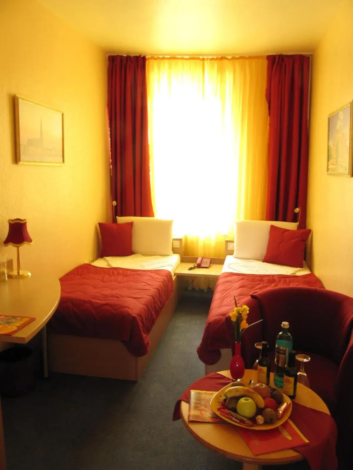 Twin Room with Private Bathroom in Hallway in Hotel am Hauptbahnhof Twin Room with Private Bathroom in Hallway in Hotel am Hauptbahnhof