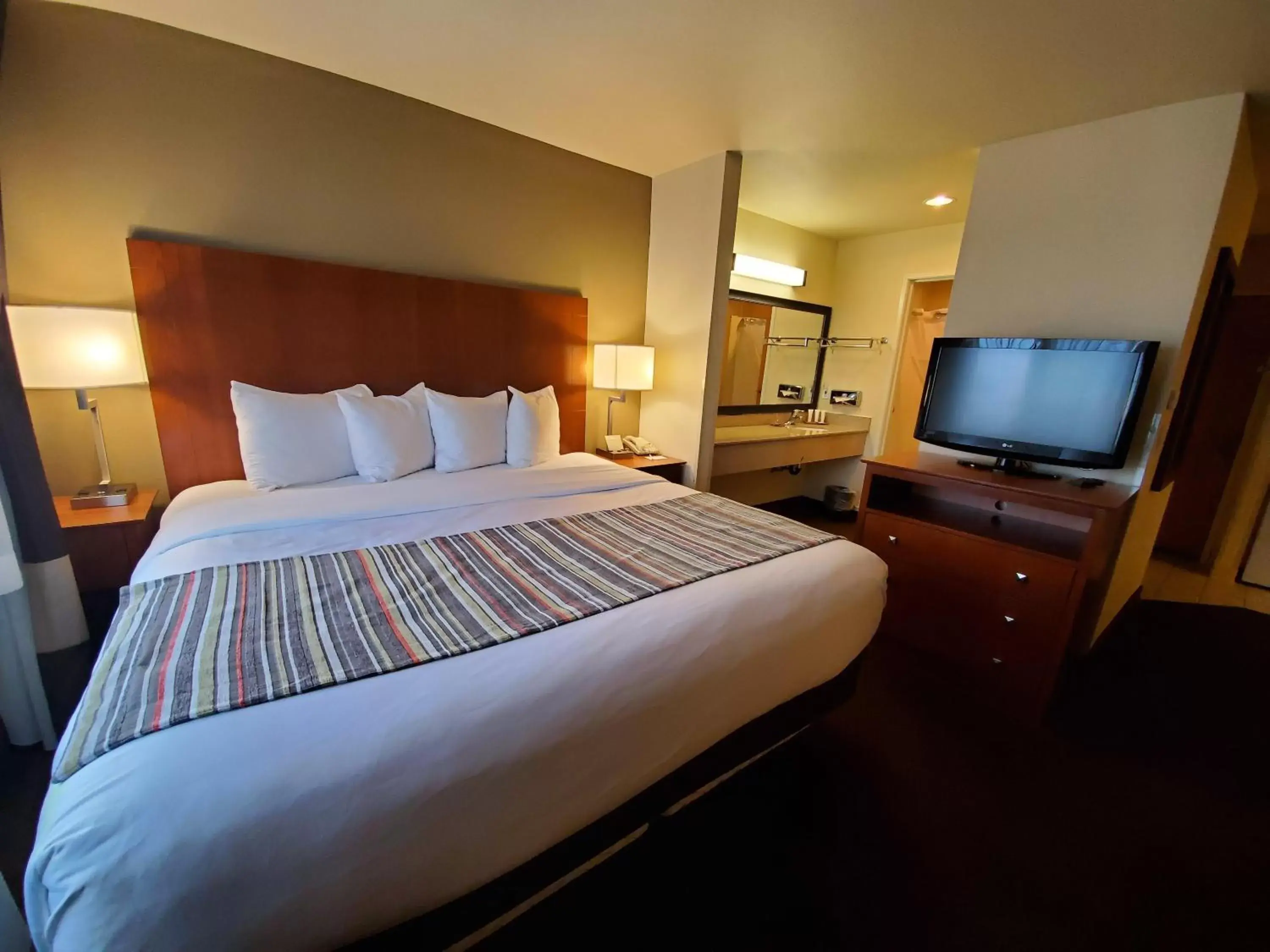 Bed in Country Inn & Suites by Radisson, Bend, OR