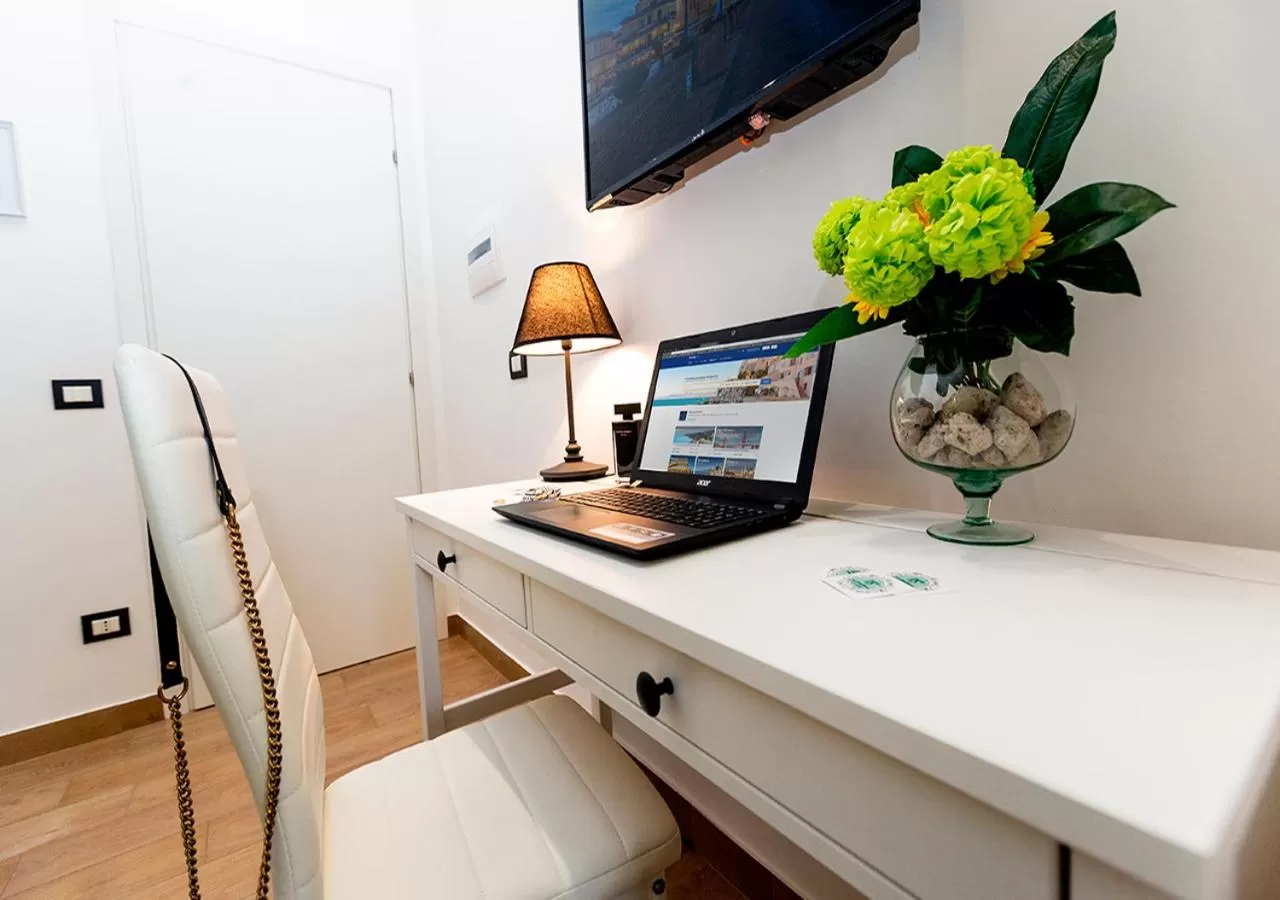 Bedroom, TV/Entertainment Center in B&B Vico Milano 18