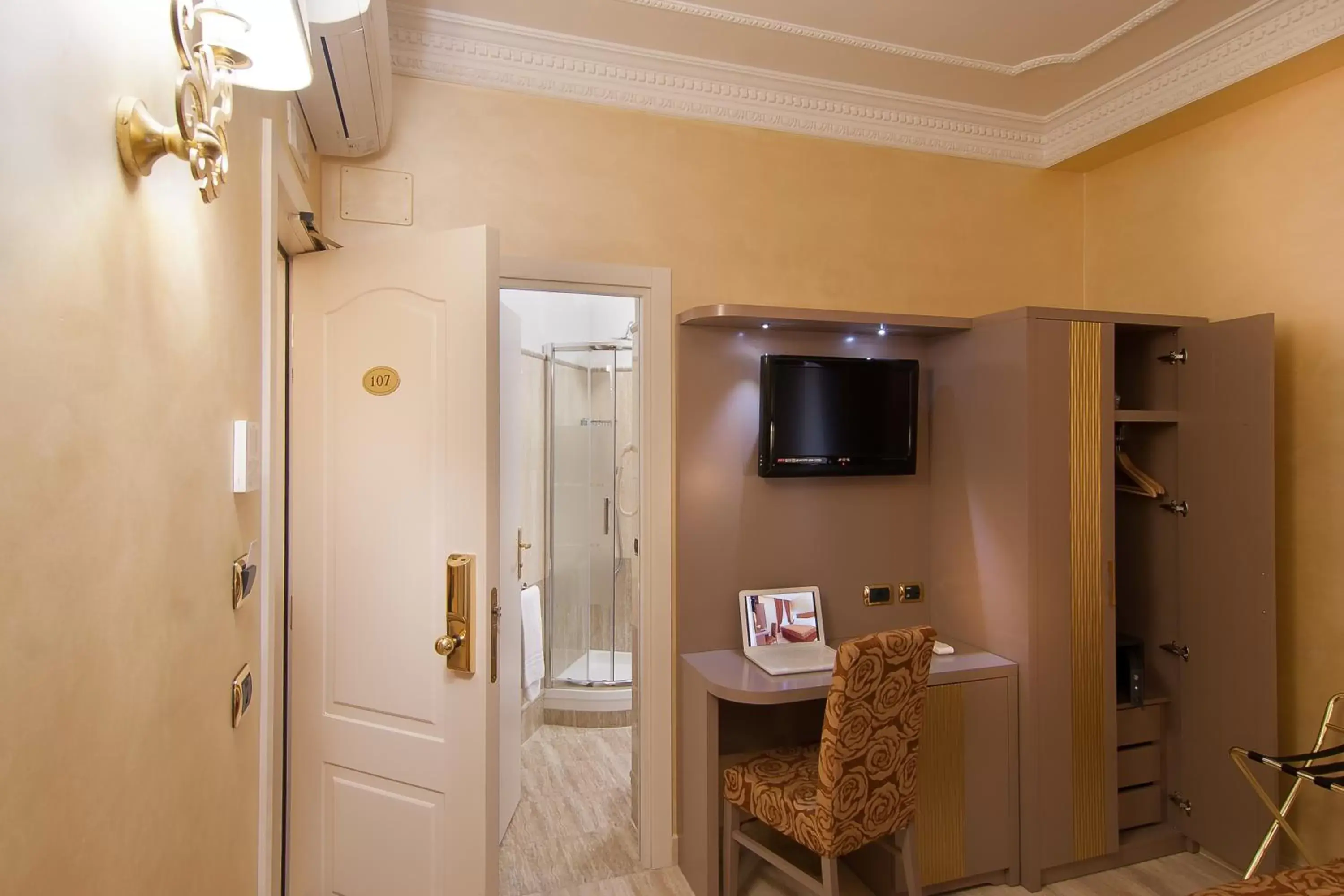 TV and multimedia, Bathroom in Hotel Fellini