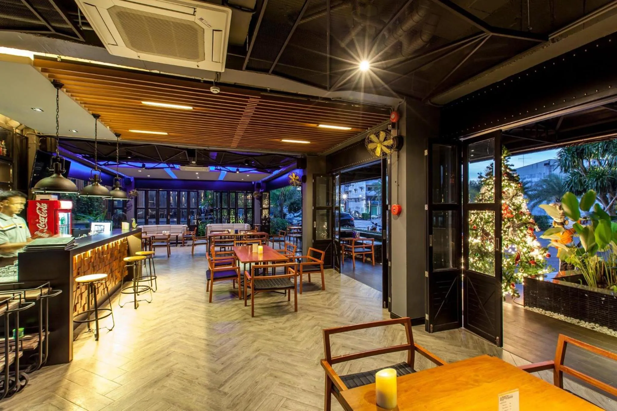 Restaurant/places to eat in Loft Mania Boutique Hotel